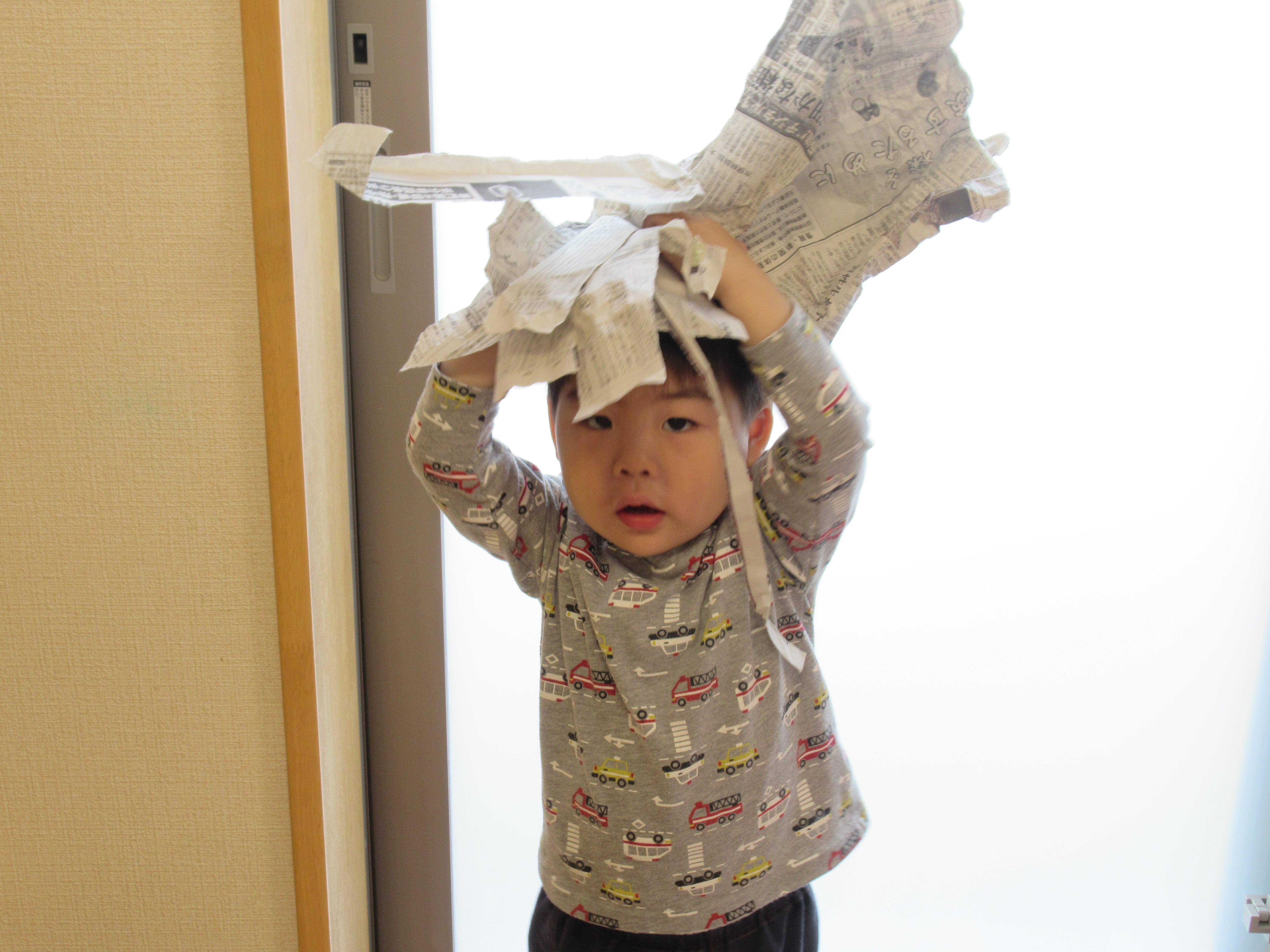 ２歳児　新聞紙で遊んだよ