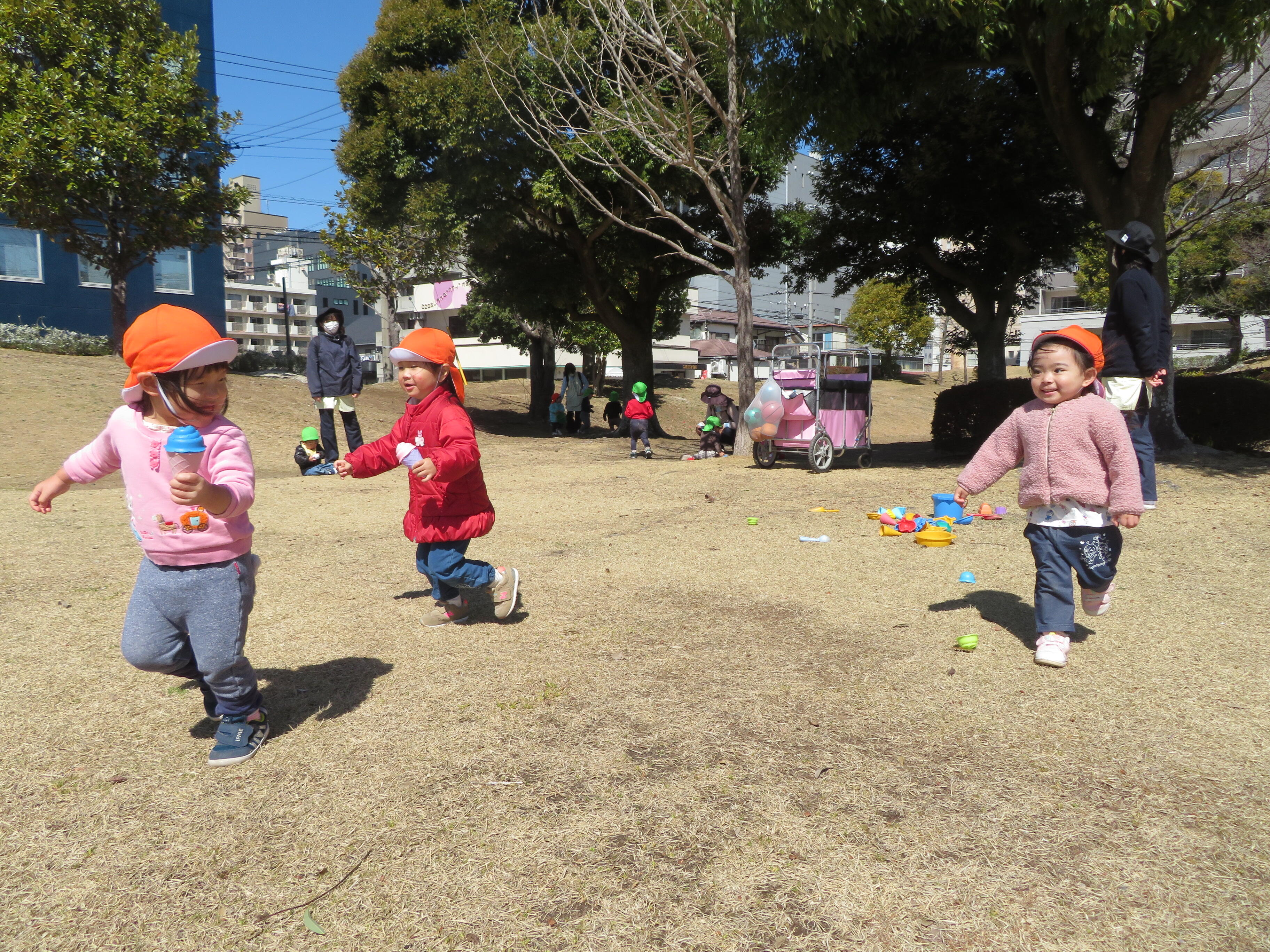広い公園では子どもたちものびのびと走って元気いっぱい身体をうごかしています！