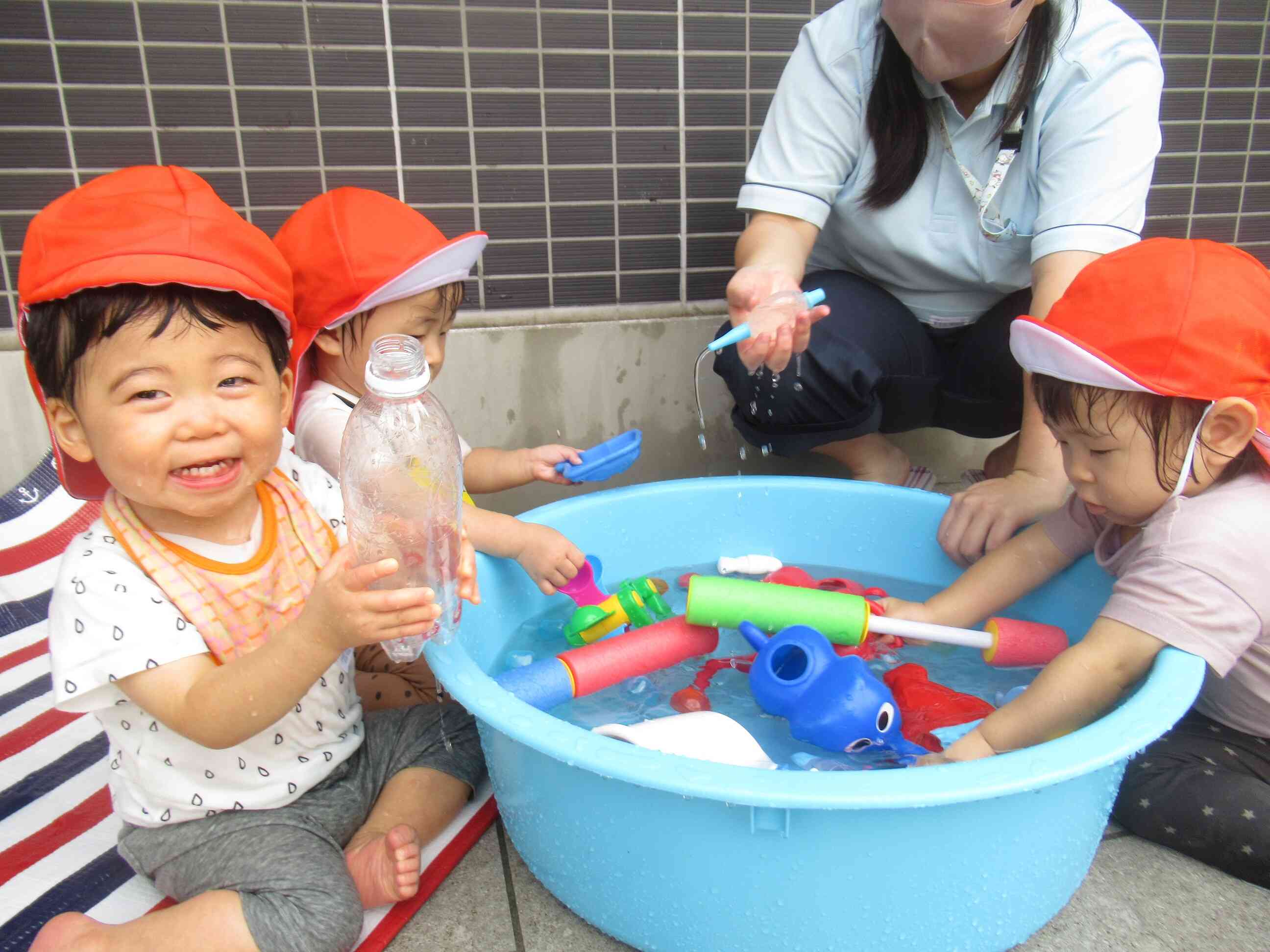 園の前で水遊び!(^^)!