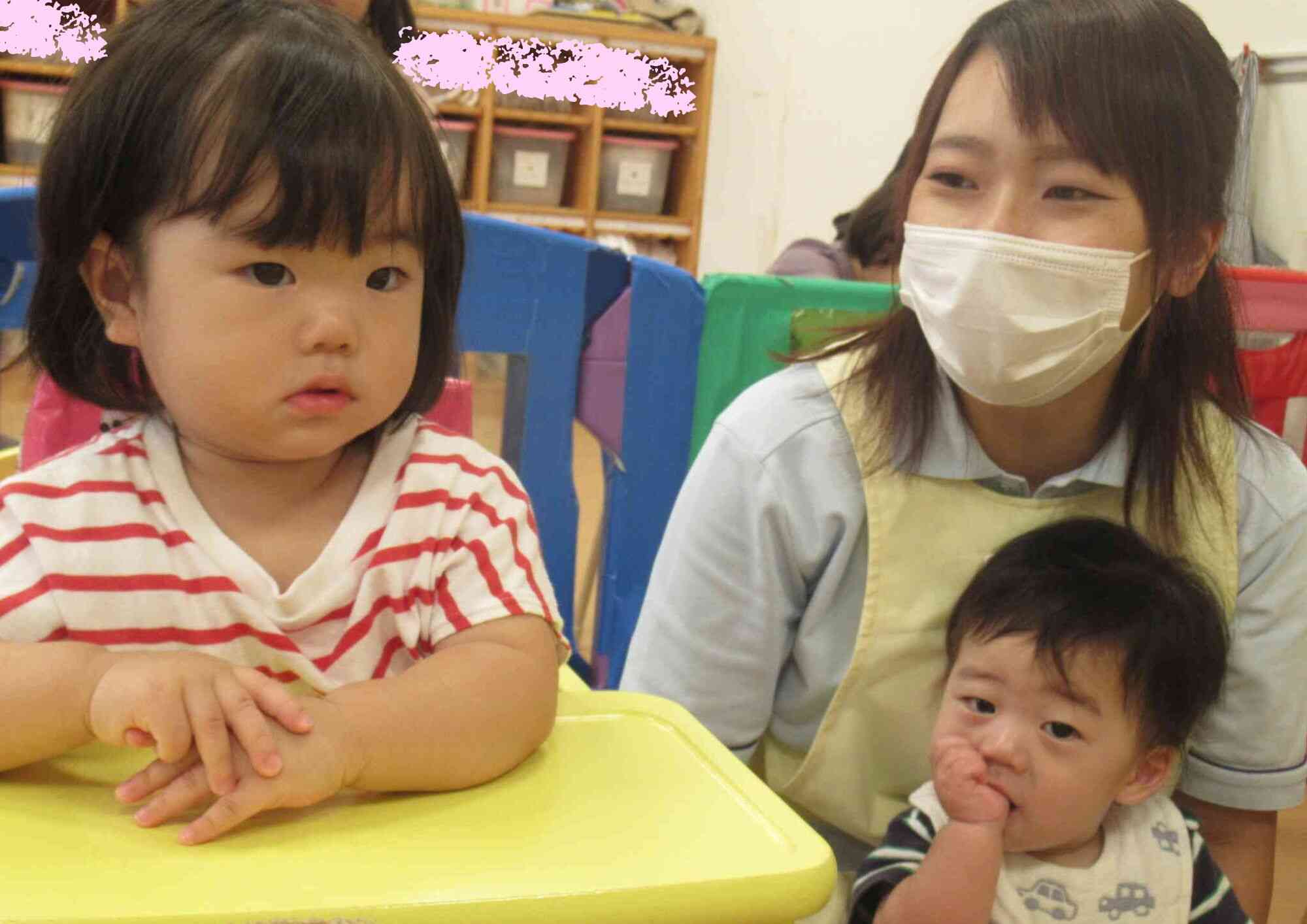 美味しそうだなあ・・・♡お友だちが食べてる様子を見ている姿も可愛い♡お誕生日が待ち遠しいね☆