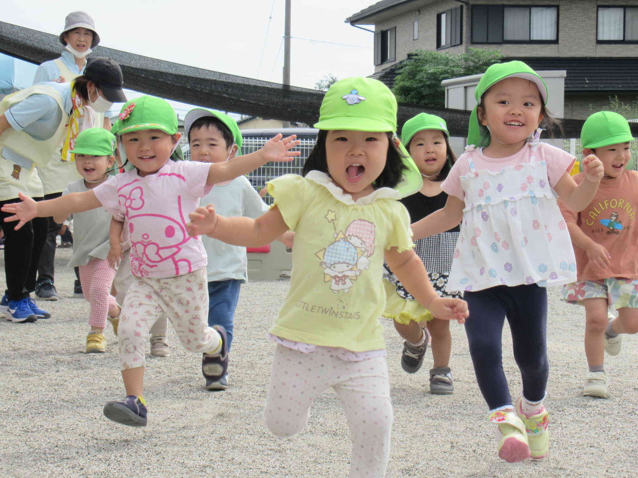 よーいドン！！とびきりの笑顔でかけっこ遊びを楽しんでます♫