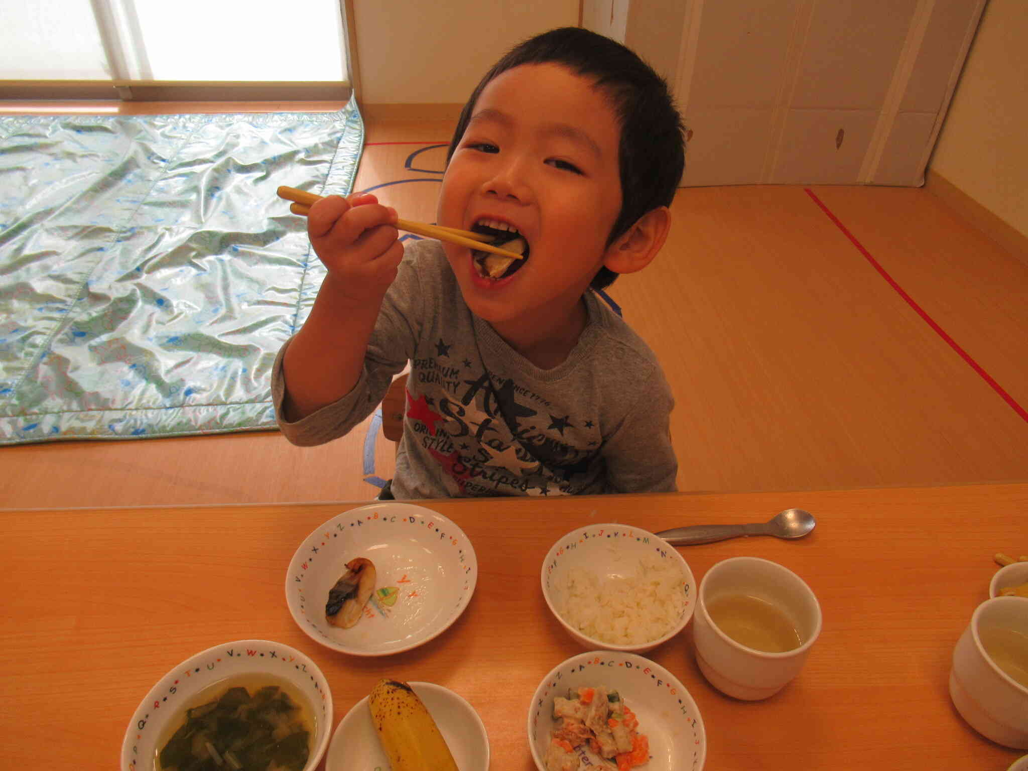 今日からお箸を使って、給食も食べてみます。