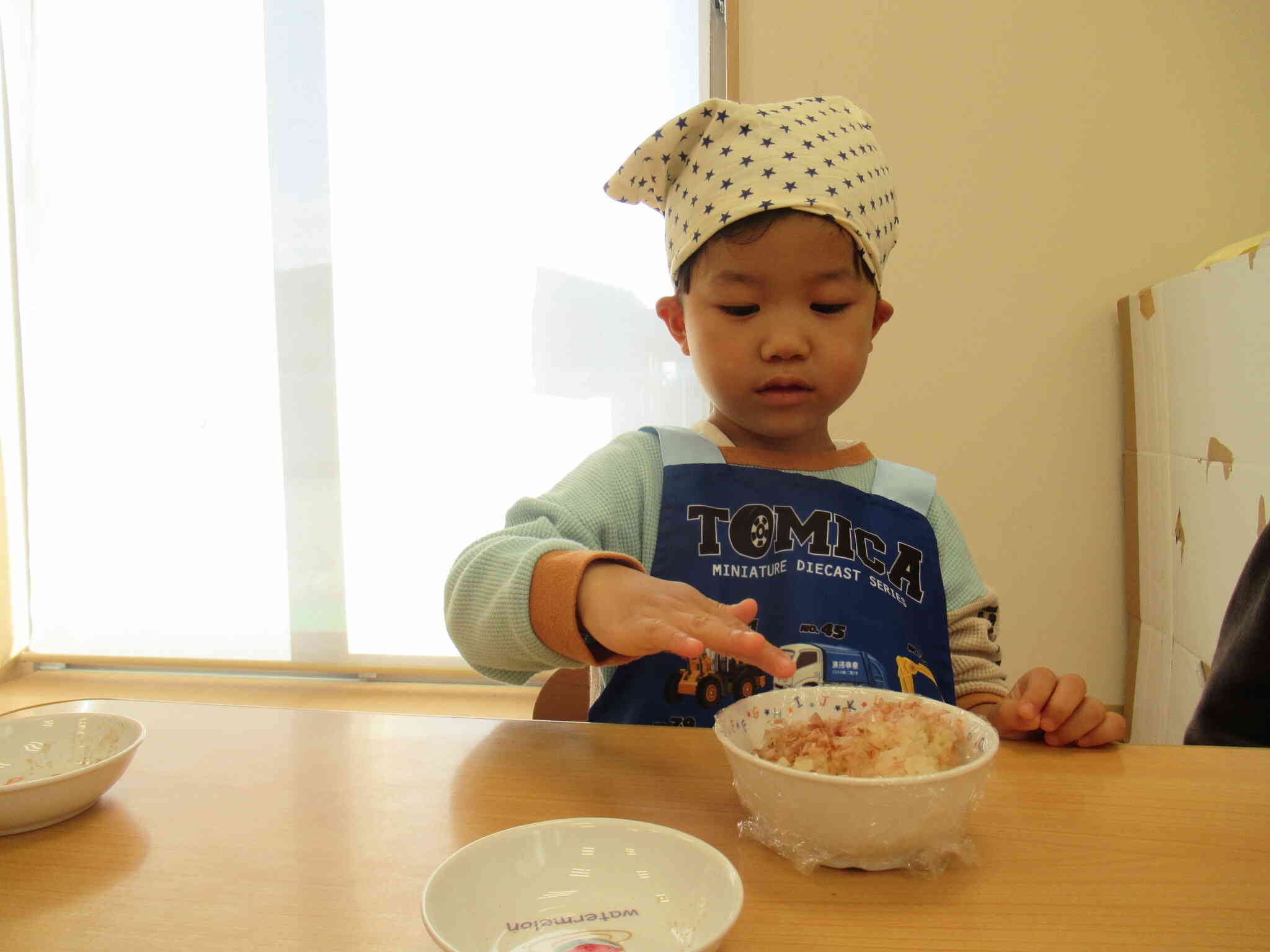 ご飯の上でかっお節が踊っているね♪