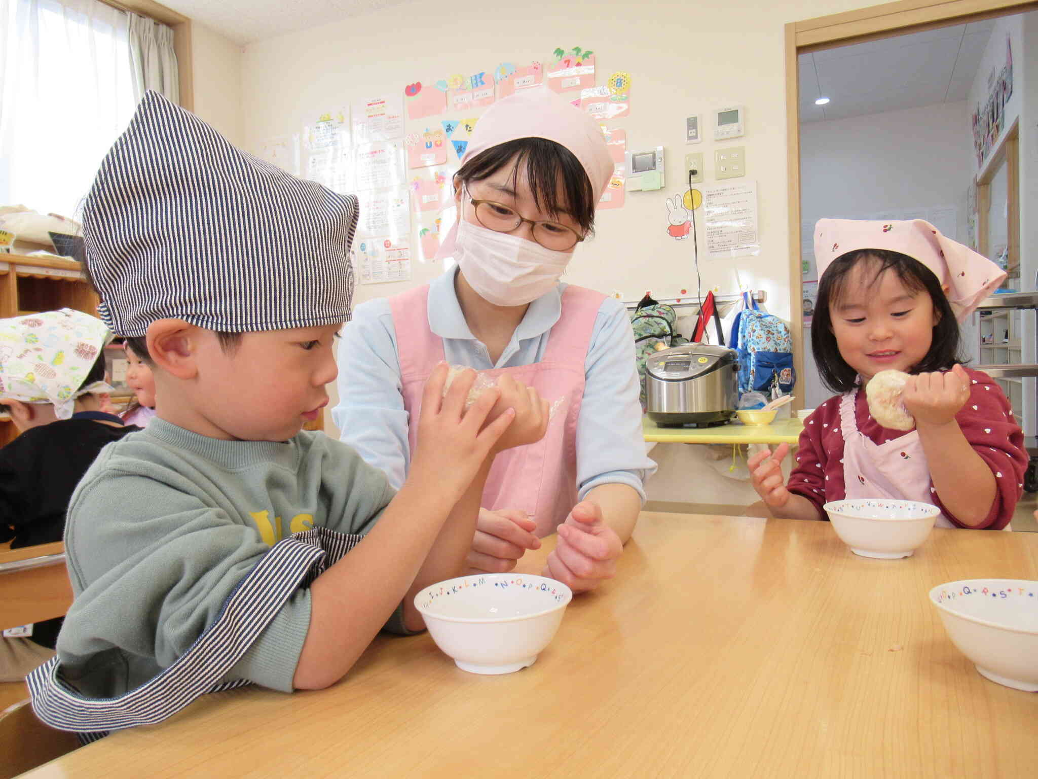 じゃあ、おにぎりを握ってみようね。