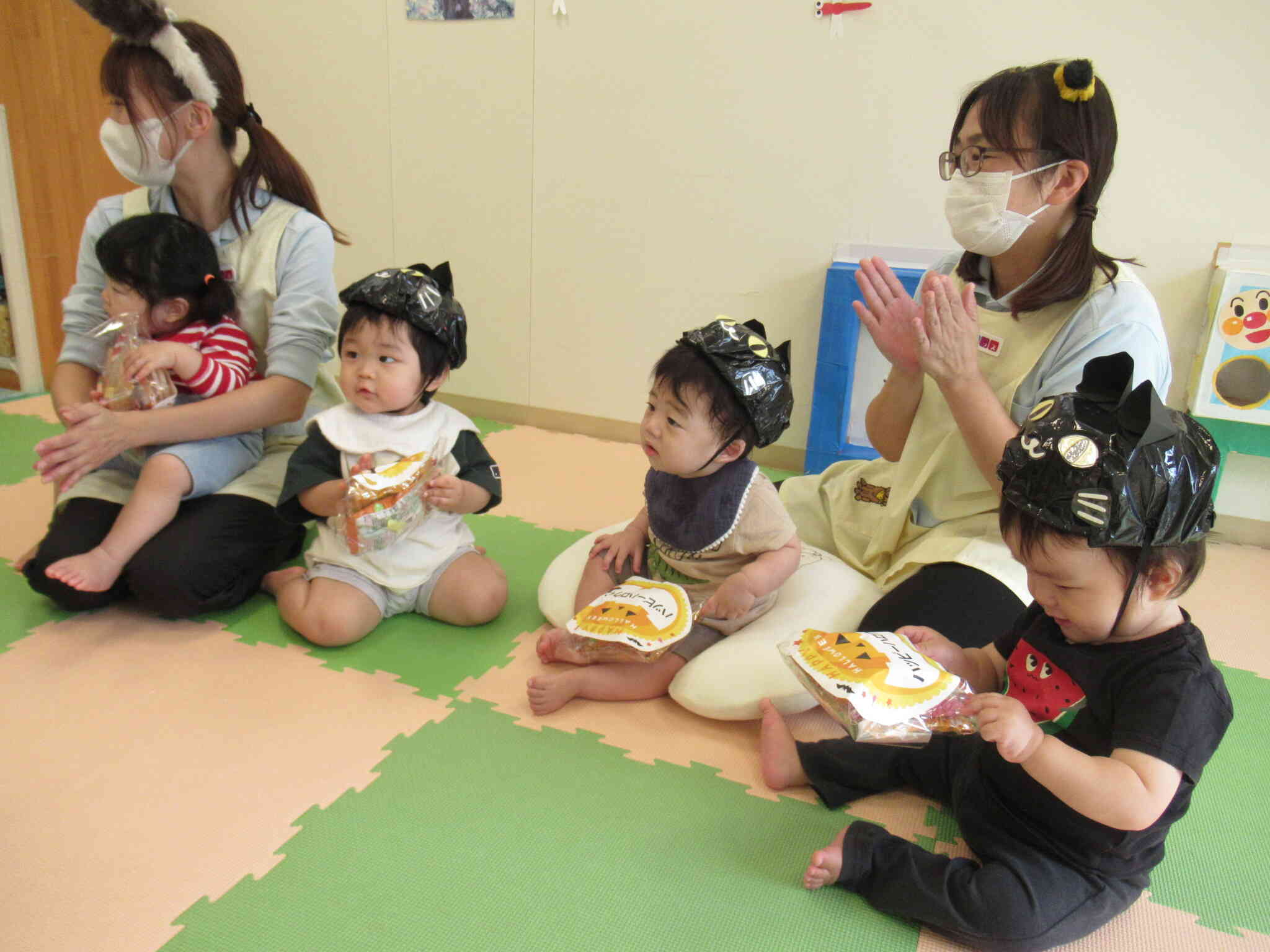 ひよこ組のお友だちにもお菓子のプレゼント★何かなあ？と覗いている姿も★