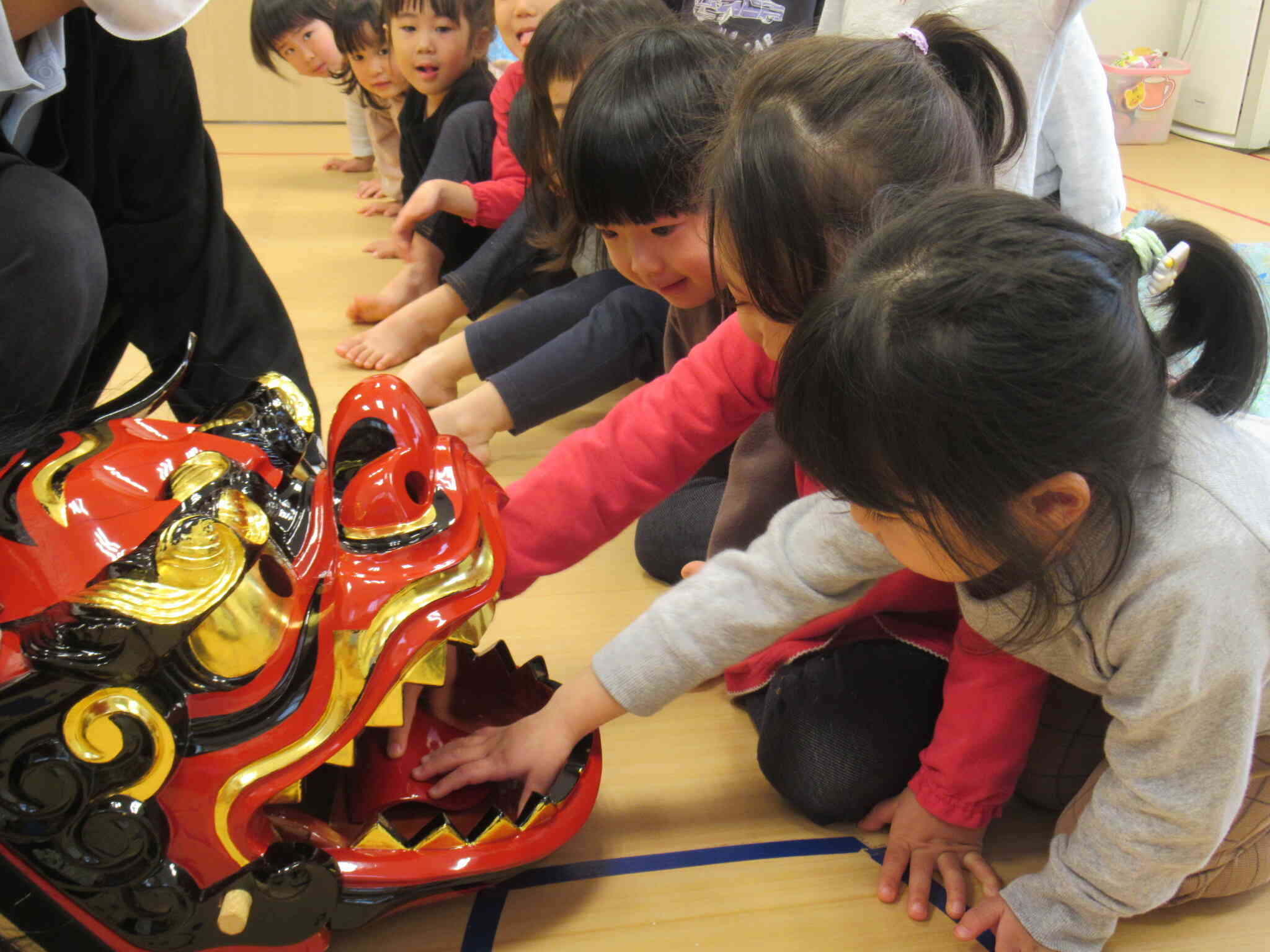 獅子舞さんお口の中触らせてな～！！りす組さんは獅子舞さんとお話しながら触っていました☆