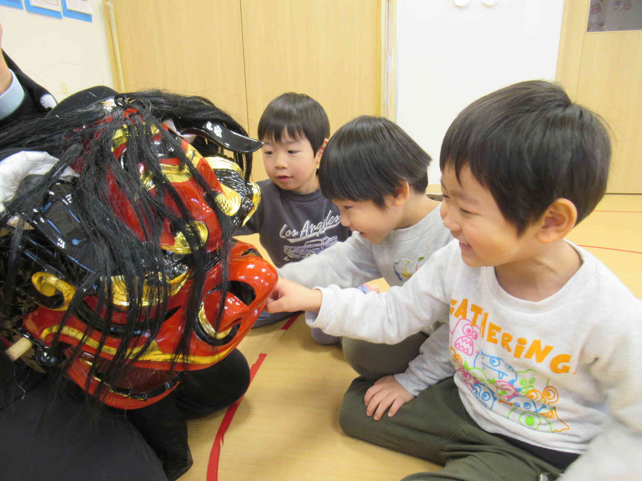 りす組さんも獅子舞の顔に興味津々！！おおきな鼻のあな！！！すごいなあ！！