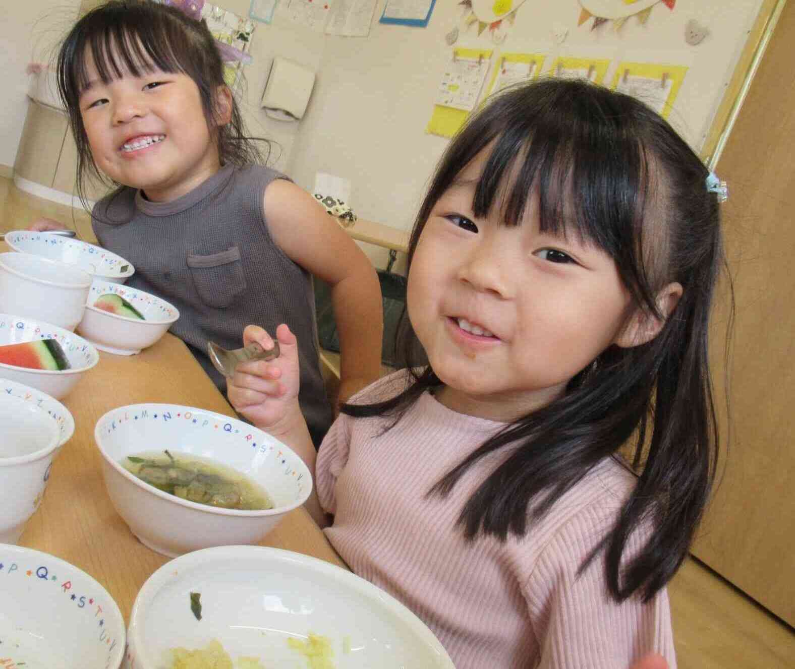 給食をわくわく楽しみにする子どもたち♪