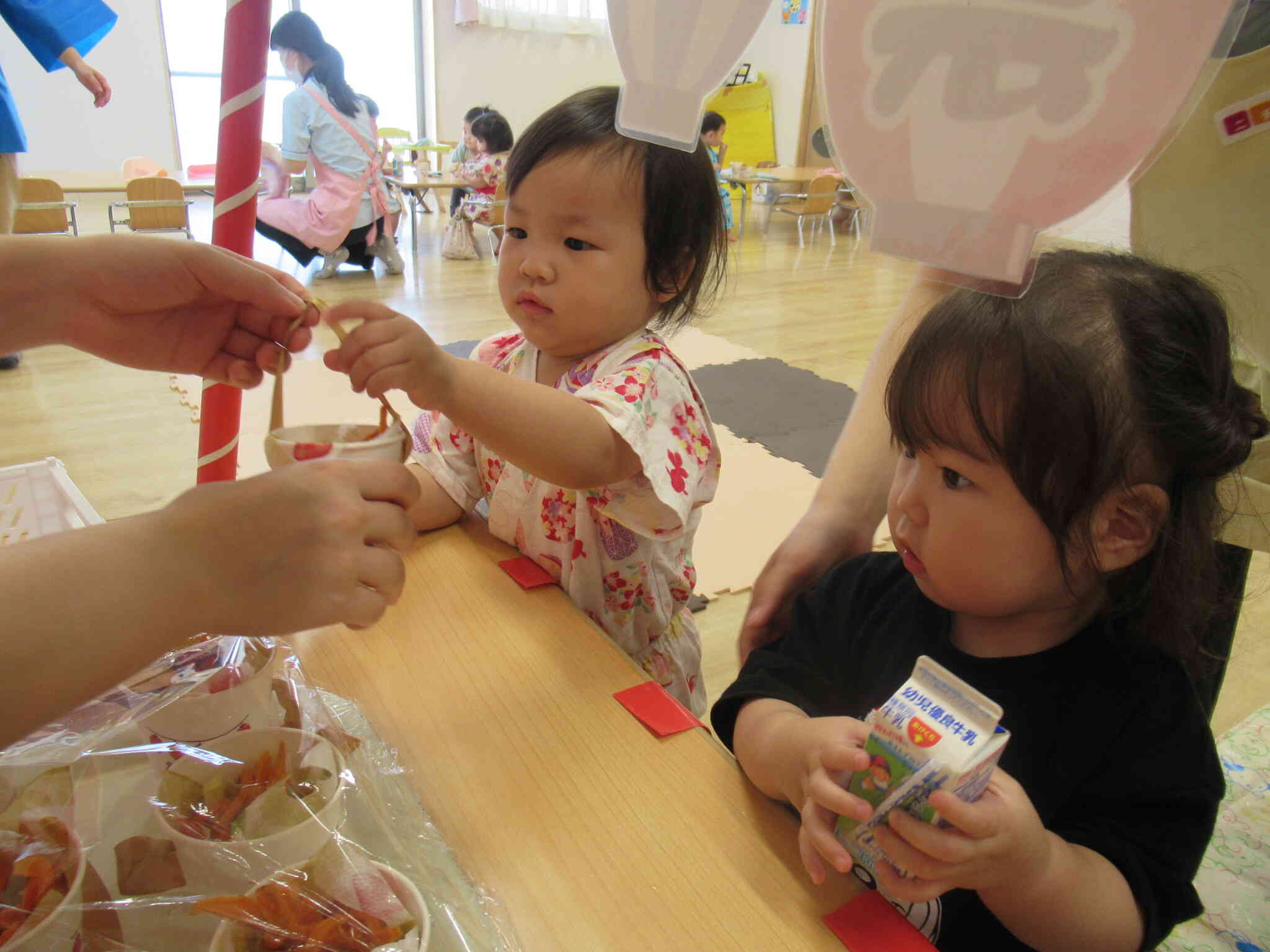 お金をどうぞって渡したらポテトをくれたよ。「ありがとう！」おいしそうなポテトを落とさないようにそーっと運びました。みんなで一緒に食べようよ♪「にんじんのポテトもおいしいね♡」