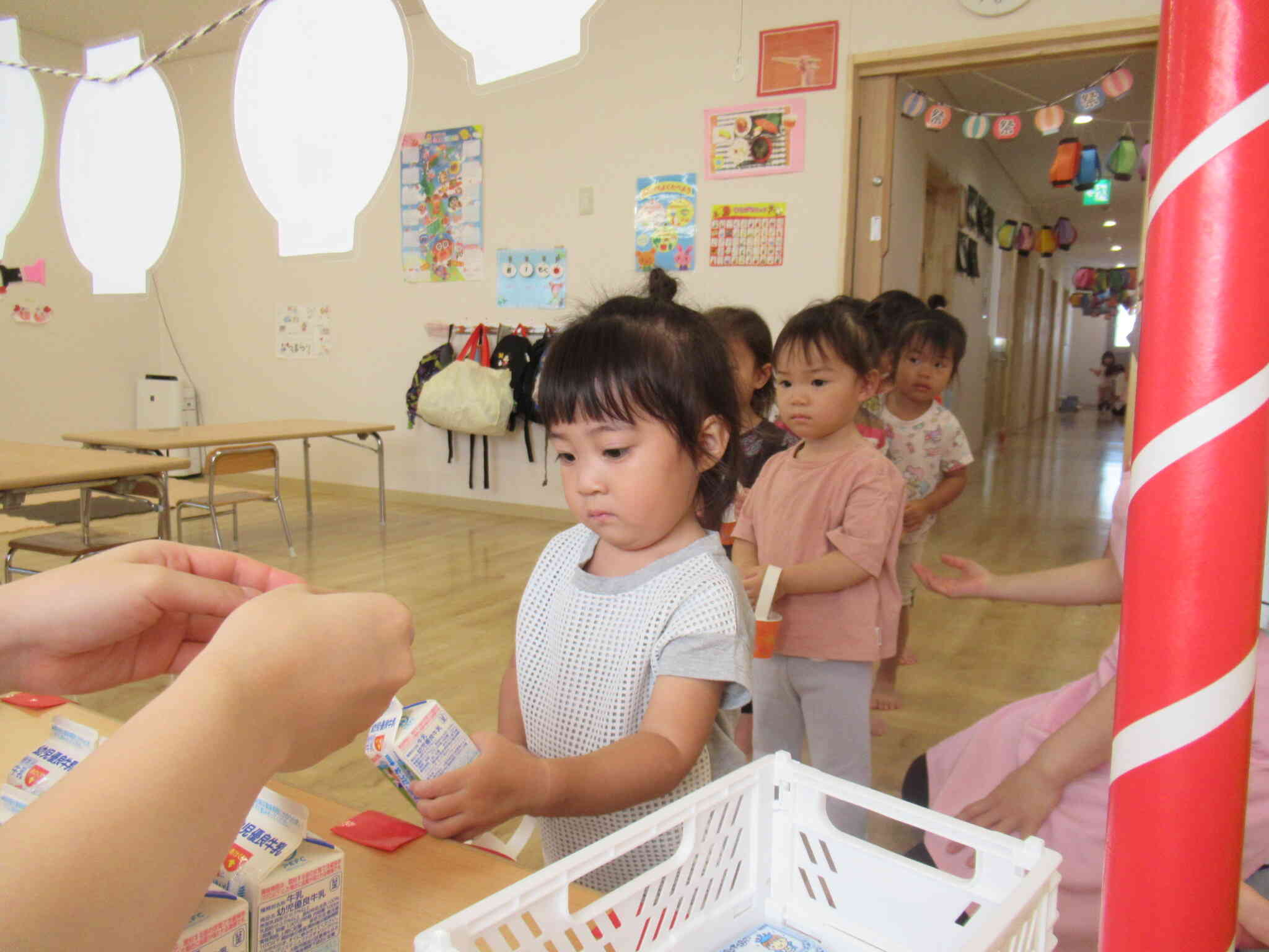 うさぎぐみ(２歳児)のみんなはお金をかばんに入れてお買い物にきてくれました。ちょっと緊張したけれど、ちゃんとお買い物できたよ♡