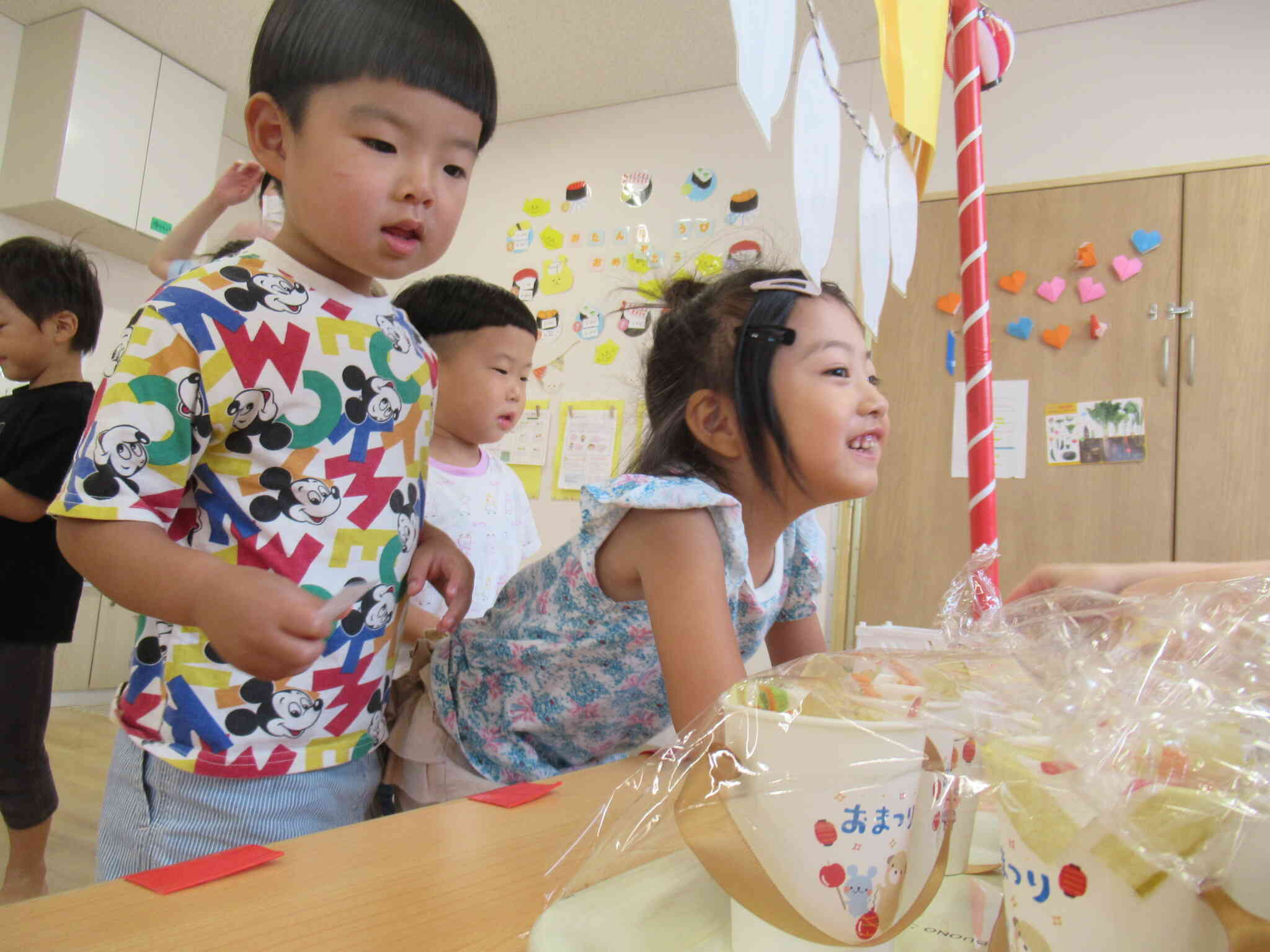 なつまつり仕様のかわいいカップには、かわいいイラストつき♪子どもたちが持ち運びやすいようにリボンがついています。