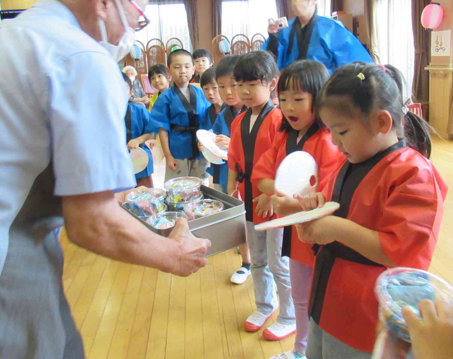 最後にお菓子のお土産をいただきました。「今日はきてくれてありがとう。どうぞ。」おじいちゃんが一人ずつに配ってくれました。楽しいことが盛りだくさんで思い出に残る一日になりました！