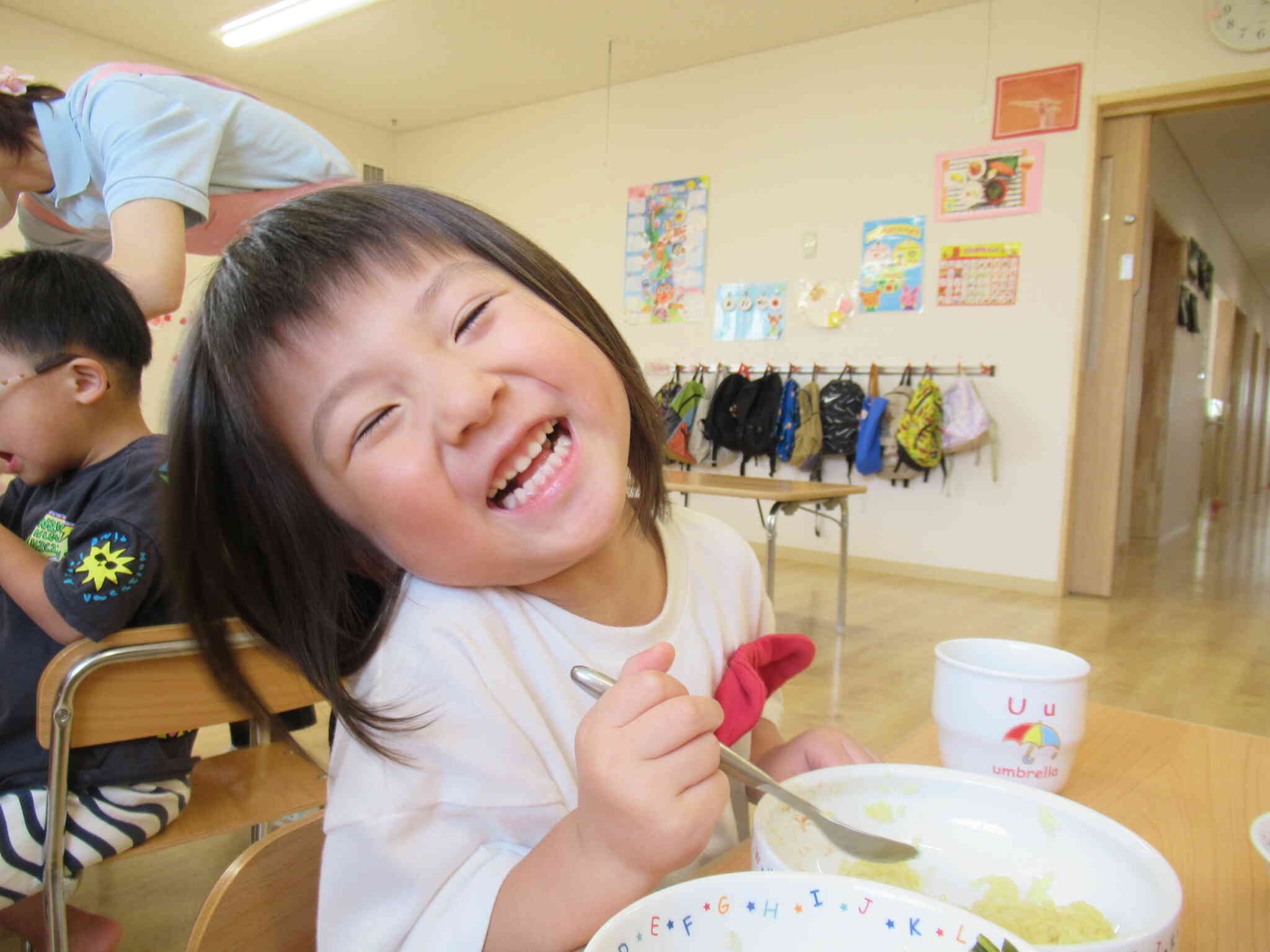 「和風ポテトサラダ」は青のりの風味がしておいしかったね！「いっぱい食べるからみよってよー！パクッ！おいしいー♪」とってもおいしくってこの笑顔♡友だちと一緒に「おいしい」という気持ちを共感しあうことで、食べることは楽しいということにもつながるんです。