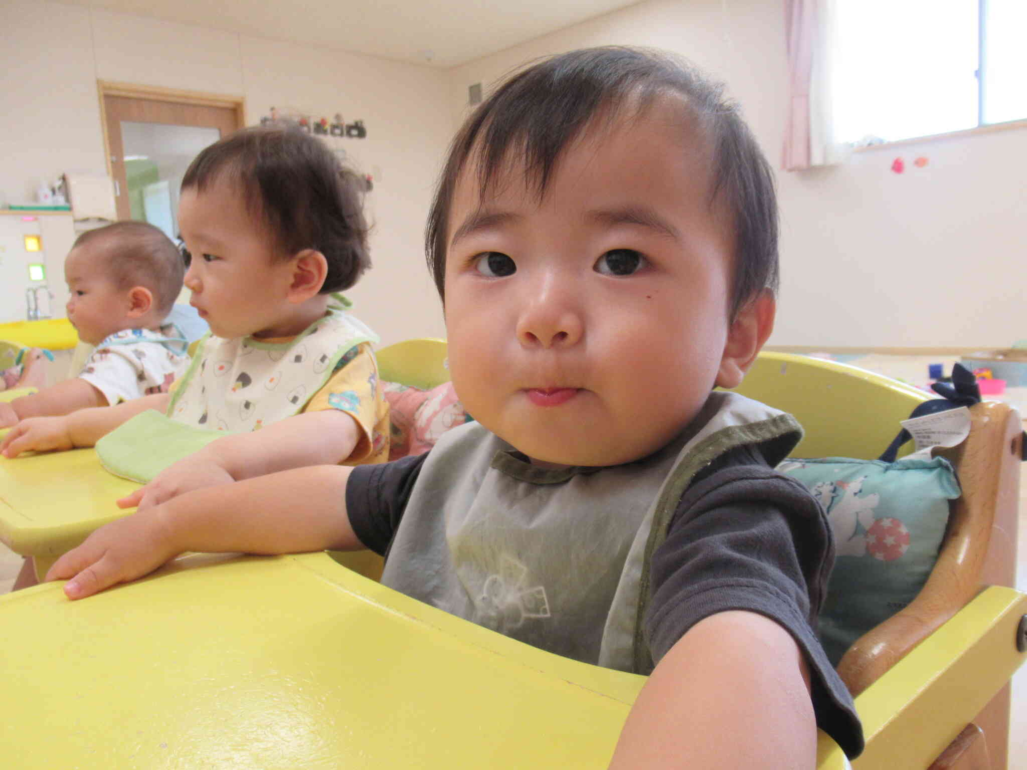 ひよこぐみ(０歳児)の子どもたちは一人ひとりの食事の状況をしっかり把握し、家庭と連携をとりながらゆっくり進めています。また食材の素材を活かす薄味とすることで、子どもたちの味覚（甘味・塩味・酸味・苦味・旨味）の発達を促します。