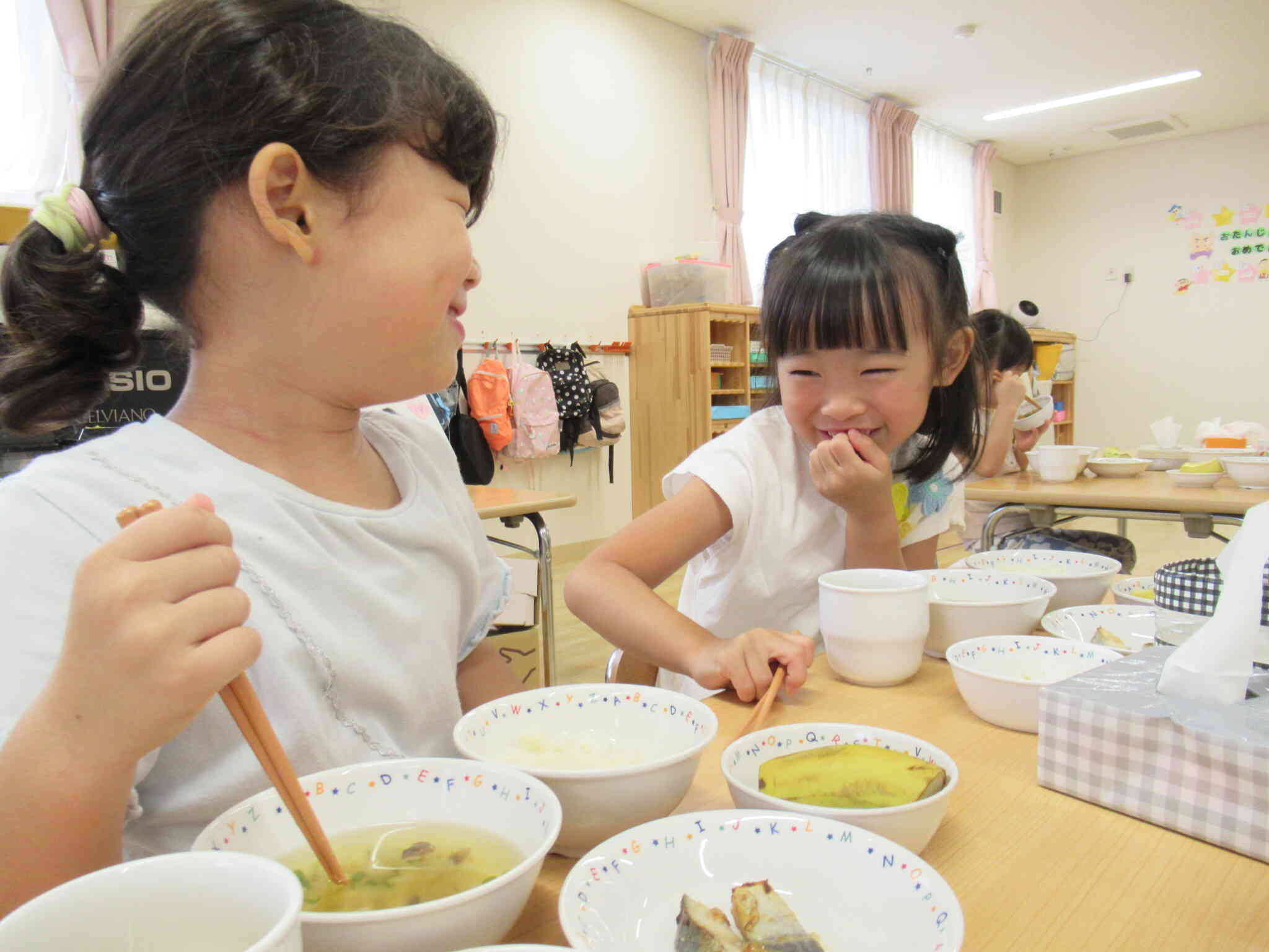 今日の副菜は「小松菜の納豆和え」です。納豆が少し苦手な子もこの副菜は「めっちゃおいしい！」と言っていっぱい食べてくれるんです。納豆には５大栄養素が多く含まれていて栄養も豊富！いっぱい食べて元気もりもり！