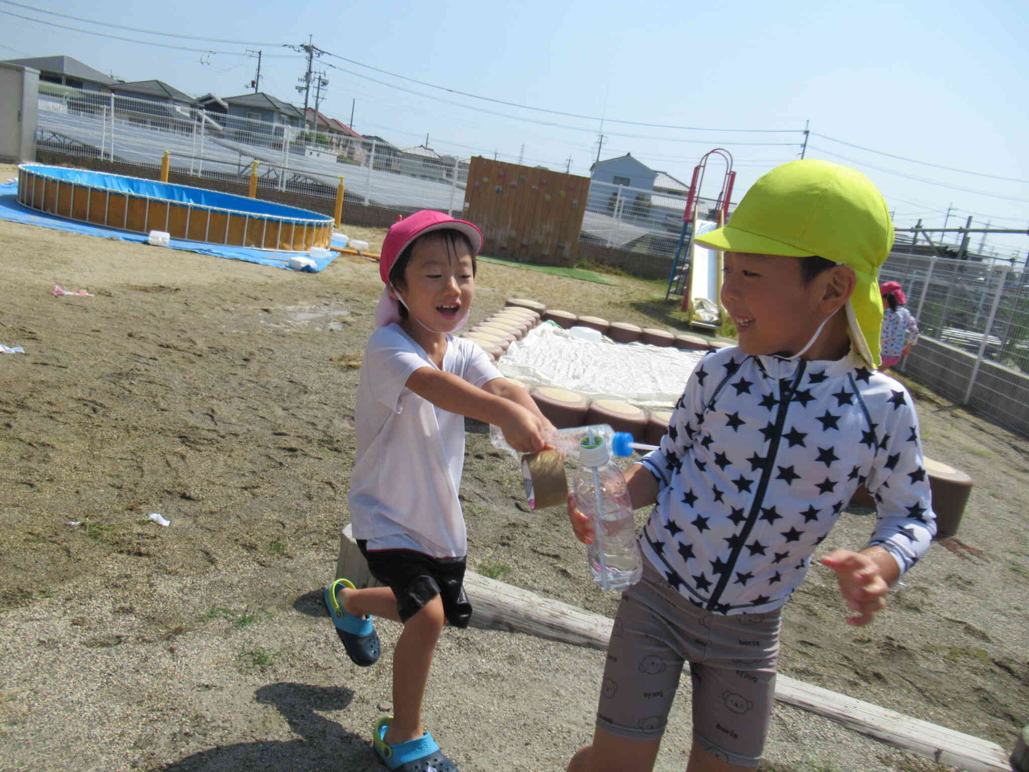 後ろからそ～っと近づいて・・・「それー！」うわぁ！つめたーい！でも気持ちいいね！よし、ぼくもペットボトルにお水を満タン入れてこようっと！