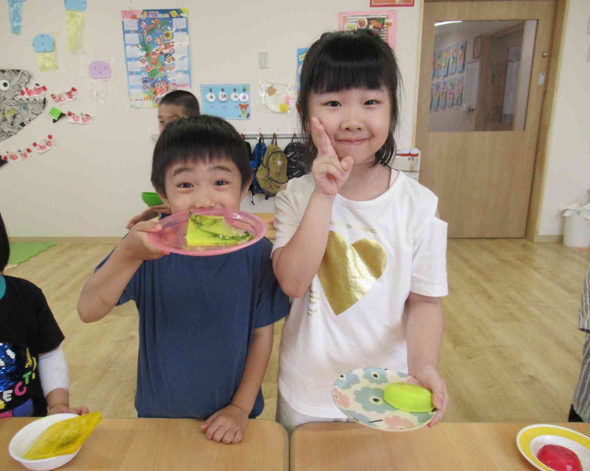 残った氷はどうする？「一つは太陽があたるところに、もう一つはお水の中に、もう一つは・・・」そのままお部屋においておくことにしました。実験スタート！最後まで氷の形が残っていたのは水の中に入れた氷だったよ。