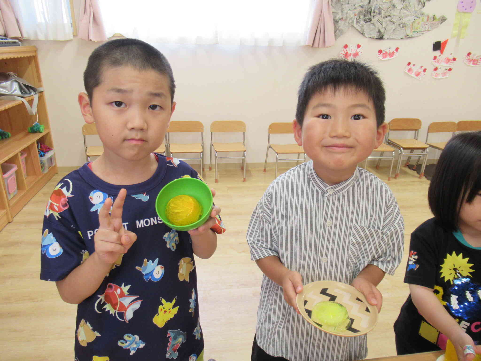 仲良しのぼくたちは色のついた氷を作ったよ。黄色の氷、丸くてキャンディみたい！「でも手で持っていたらすぐに水になっちゃった。なんでだろう？」疑問に思ったことや不思議に思ったことについて子ども同士で話し合う姿もありました。