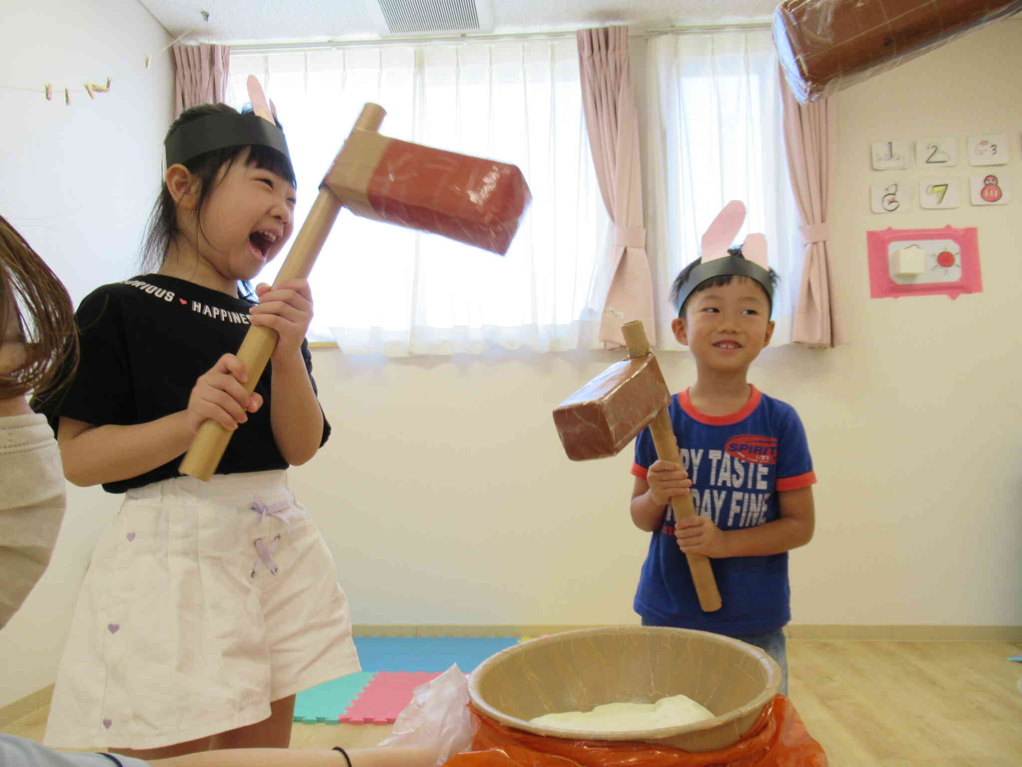 大きいクラスのお友だちは元気いっぱい！そーれっ！力をこめて、愛をこめて♡おもちをついてくれました。先生はおもちにお水をつける人なんだって。子どもたちと先生の息もぴったりだったね！