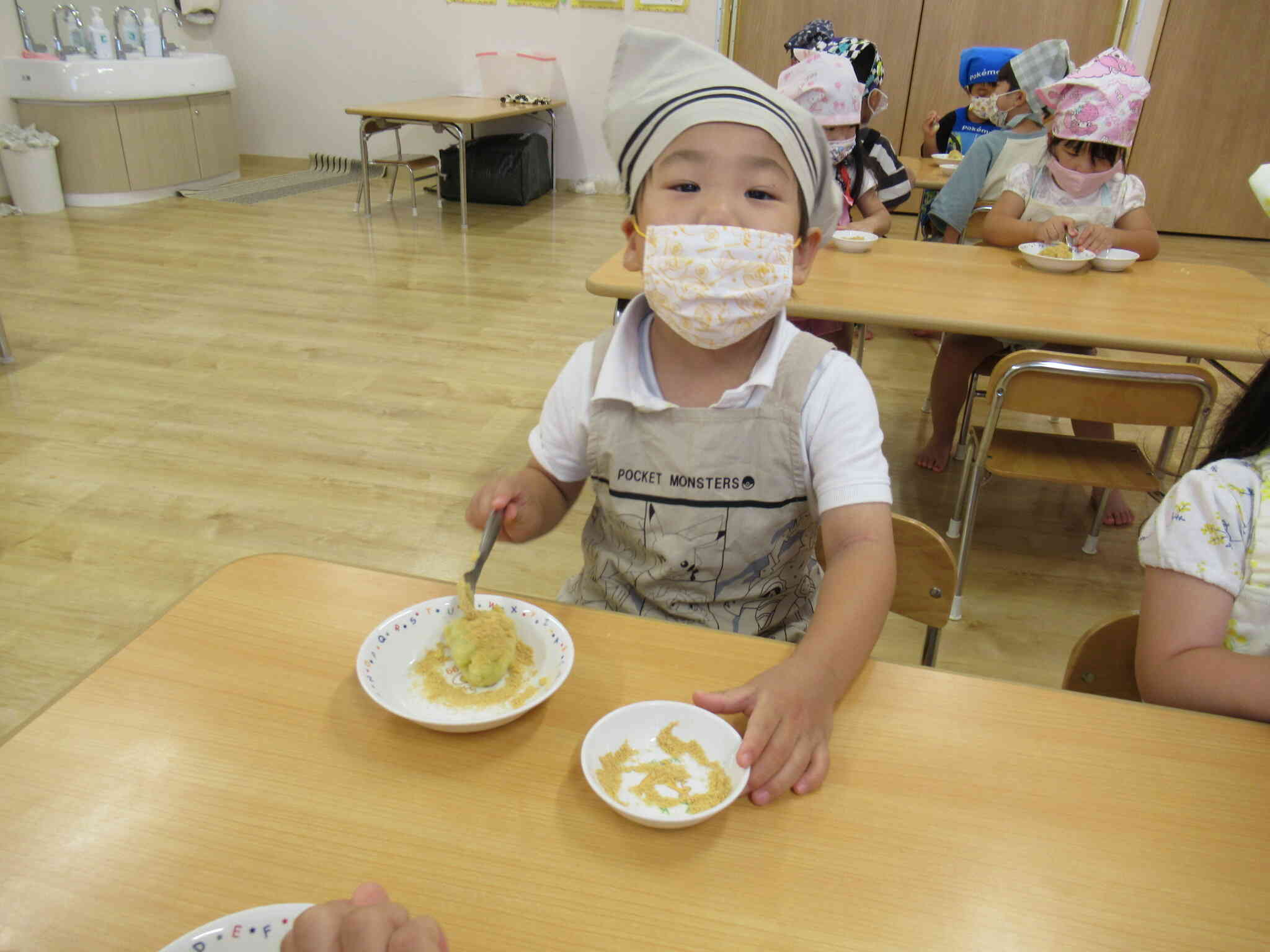 ラップの上にさつまいもをおいて、自分で丸い形を作ったよ。今日はまんまるのお月さまが見えるんだって。保育園から帰る時にお空をみてみようかな♡