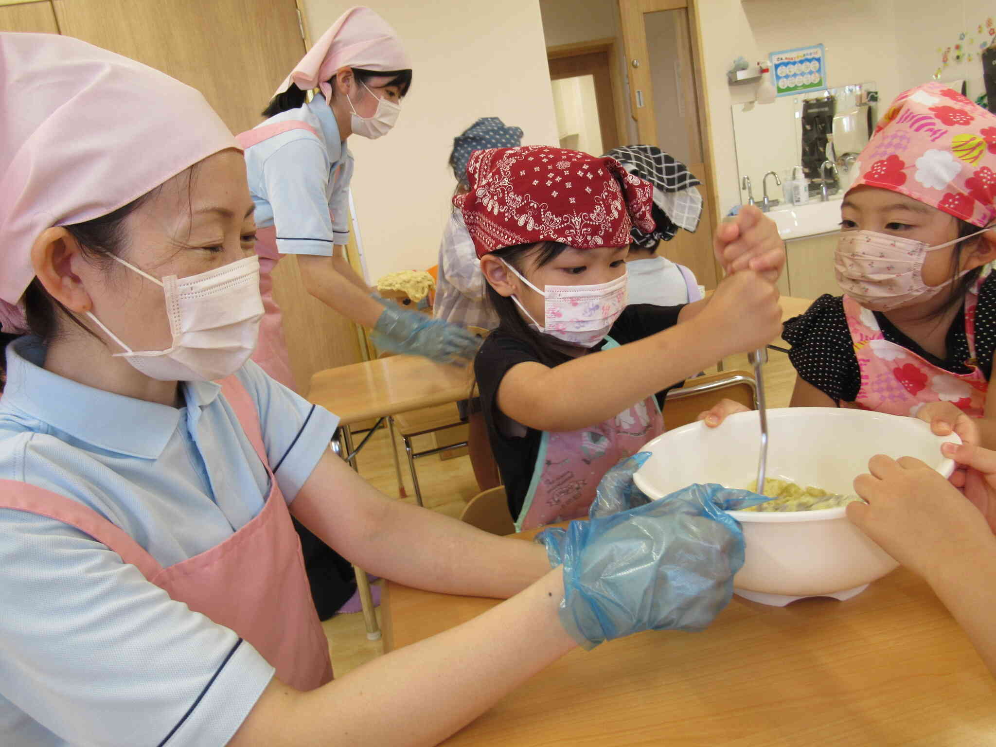 給食の先生と一緒にさつまいもをつぶしました。昔の人は、月に見立てて作った団子を供え、お米が無事に収穫できたことに感謝し、次の年の豊作を祈願したそうです。