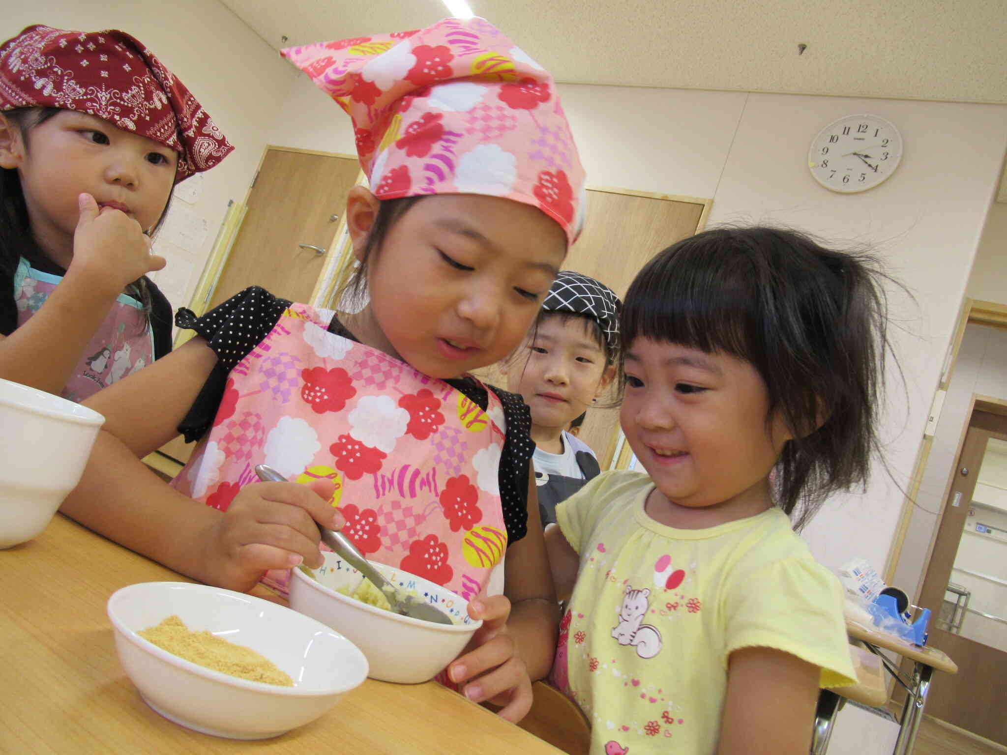 中秋の名月にちなんで、クッキング！芋団子作ったよ～。「ねぇねぇ、おいしそうだね！」小さいクラスのおともだちが興味津々見入っています。