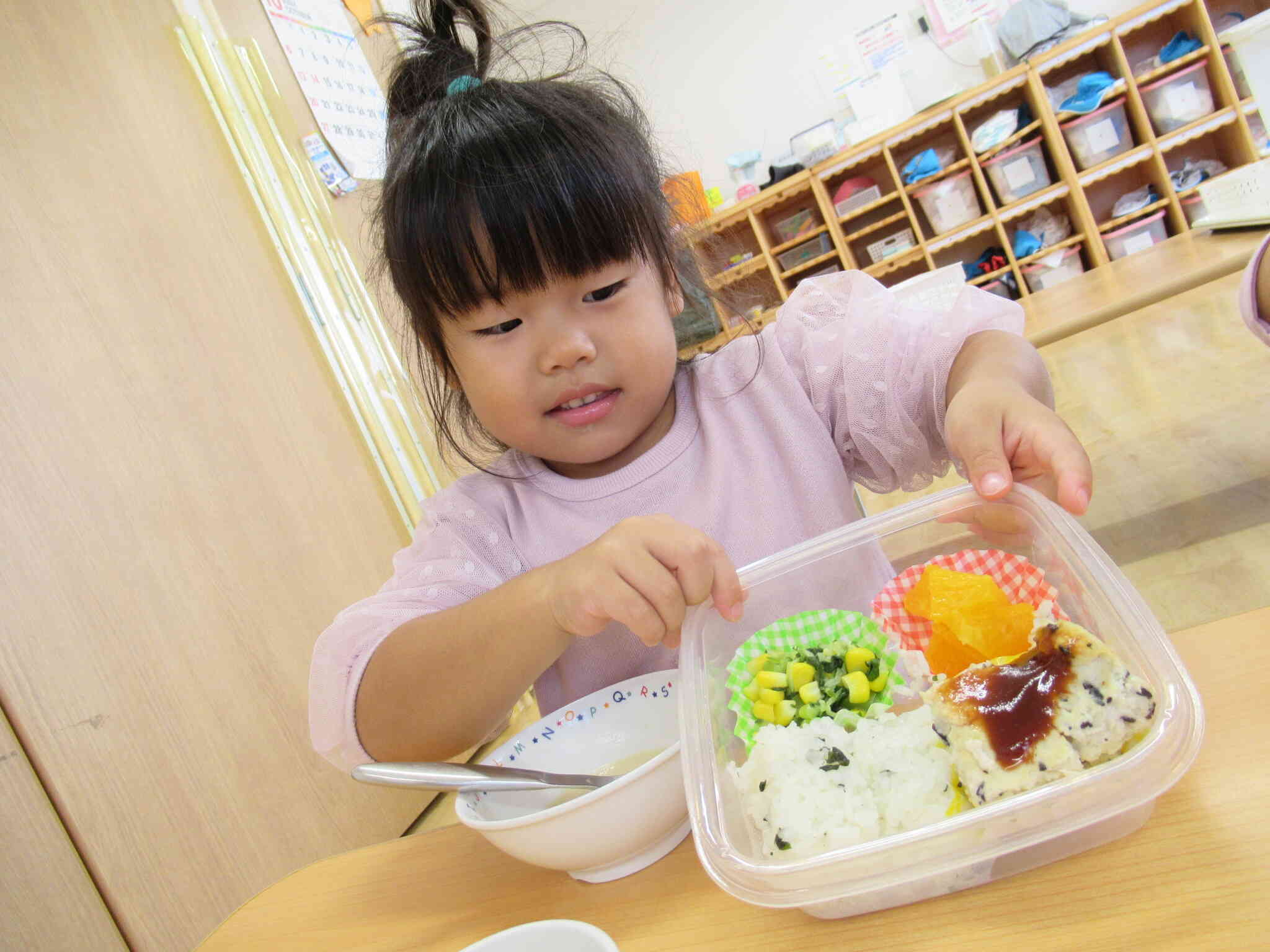 子どもたちに人気だったのはこのおかず。「先生、これおいしいよ！ハンバーグかなぁ？」「これはミートローフっていうんだよ。ひじきも入っているねおいしそう♡」