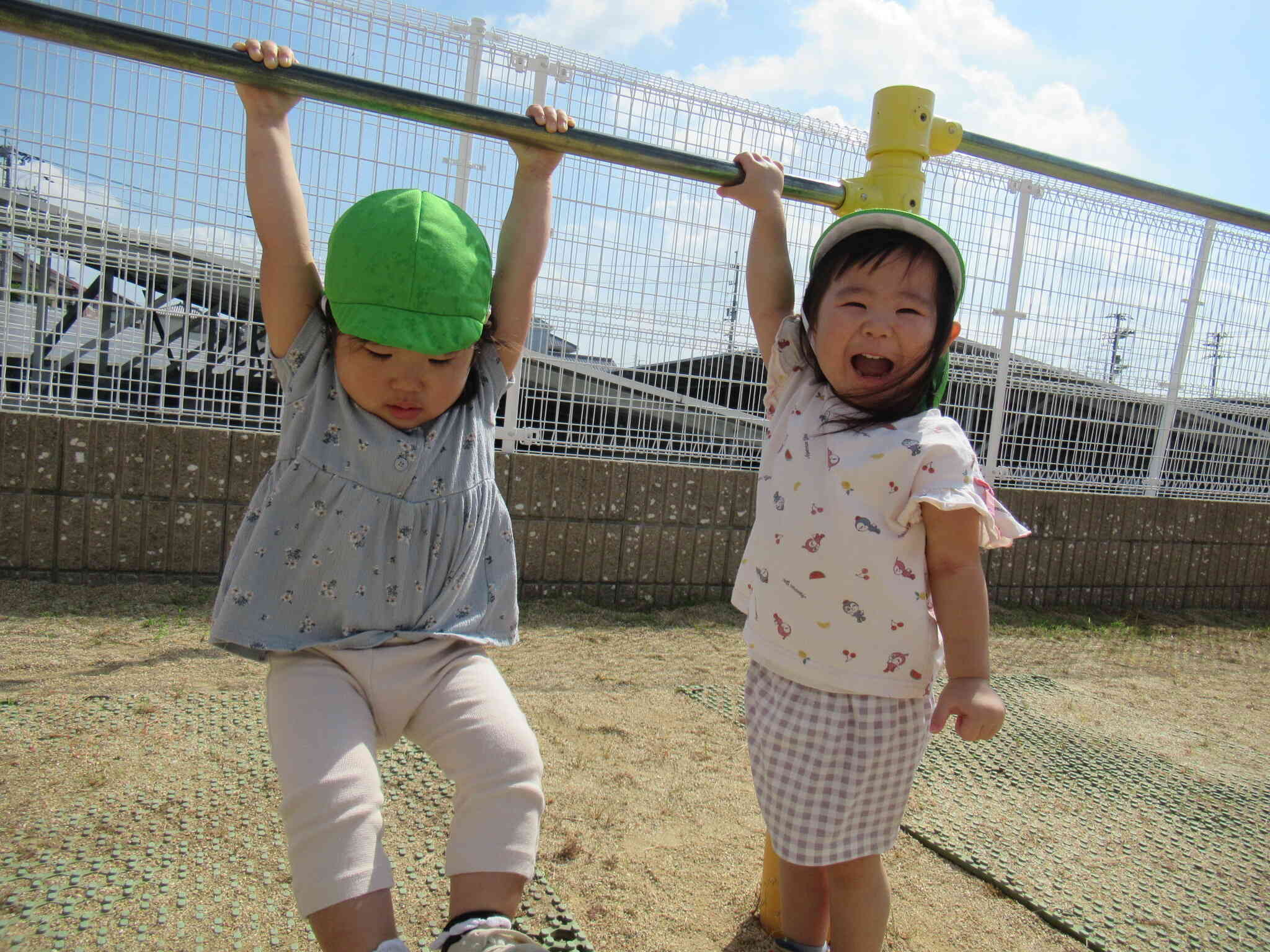 鉄棒にぶらさがってみたよ。ぶーらん、ぶーらん。気持ちいいね。あひるぐみ(１歳児)のお友だちもお外で元気いっぱい遊んでいます！