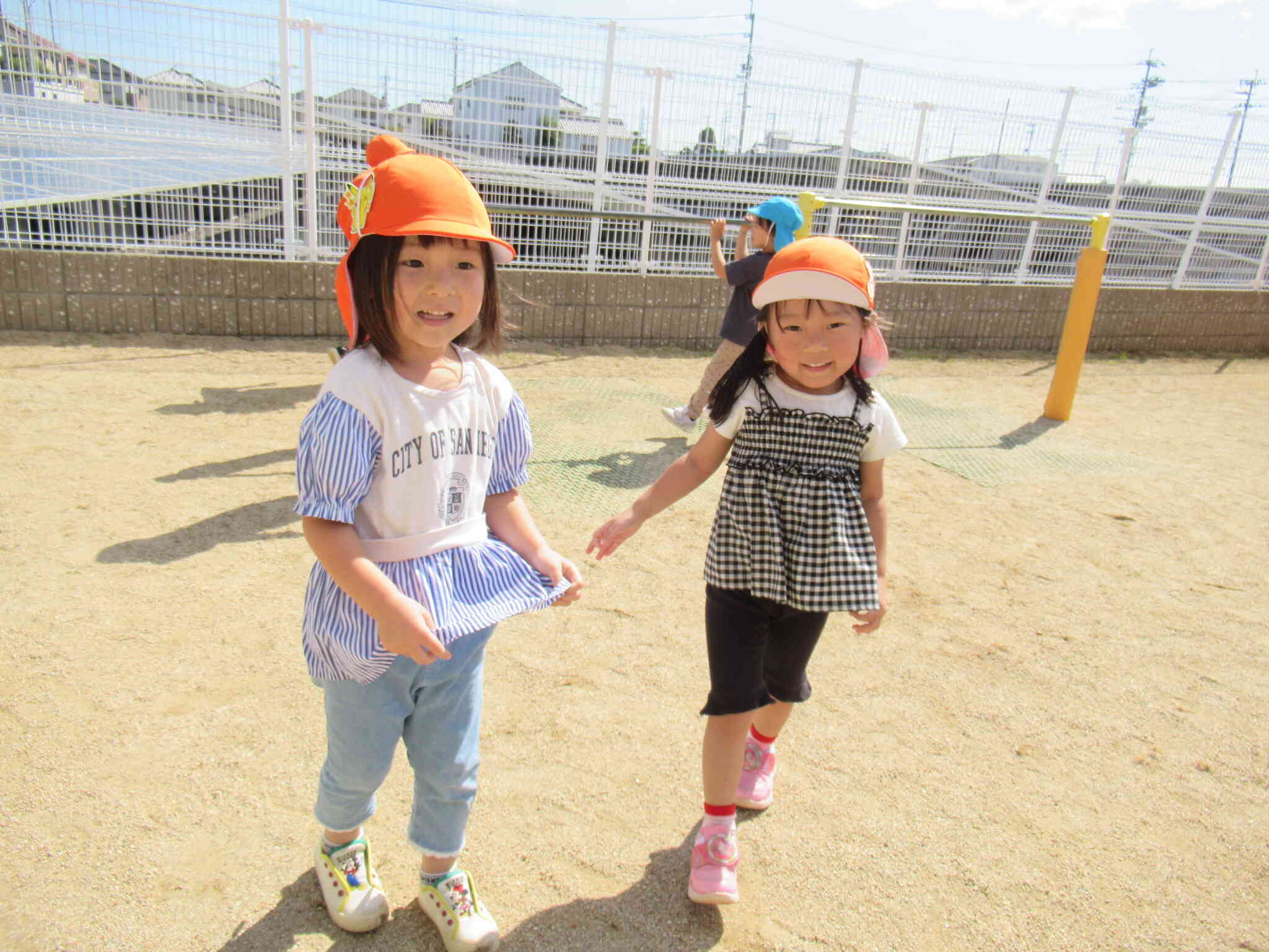 「こっちだよ～！」先生に追いかけてもらうのが大好き！「☆☆ちゃん、みーつけた！」「みつかっちゃった！逃げろ～♪」わたしたち走るの速いんだー！