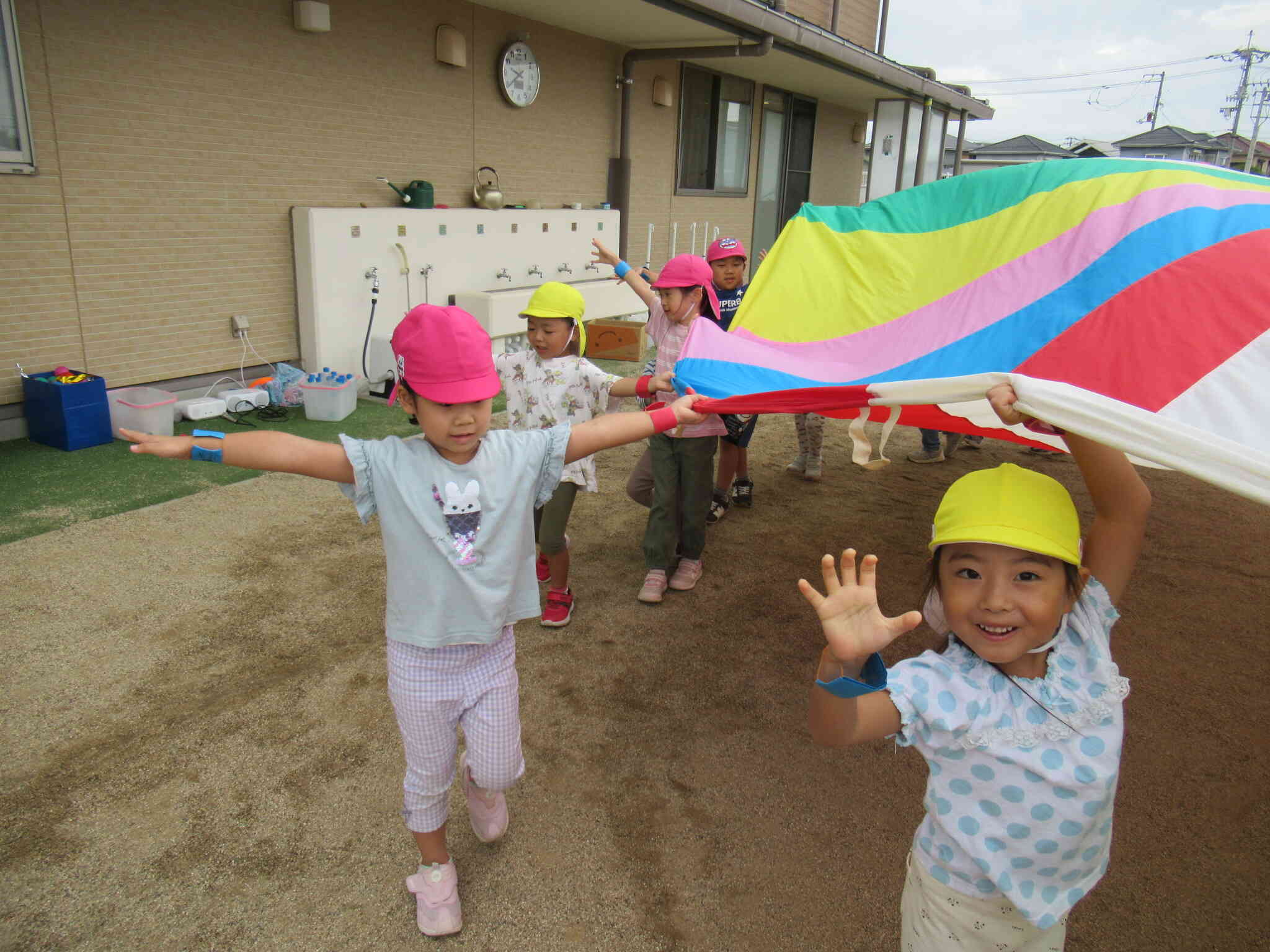 指先までのばしてかっこいいね！バルーンを持って両手を高く上げたり、中に空気をたくさん入れて大きく膨らませたりしました！