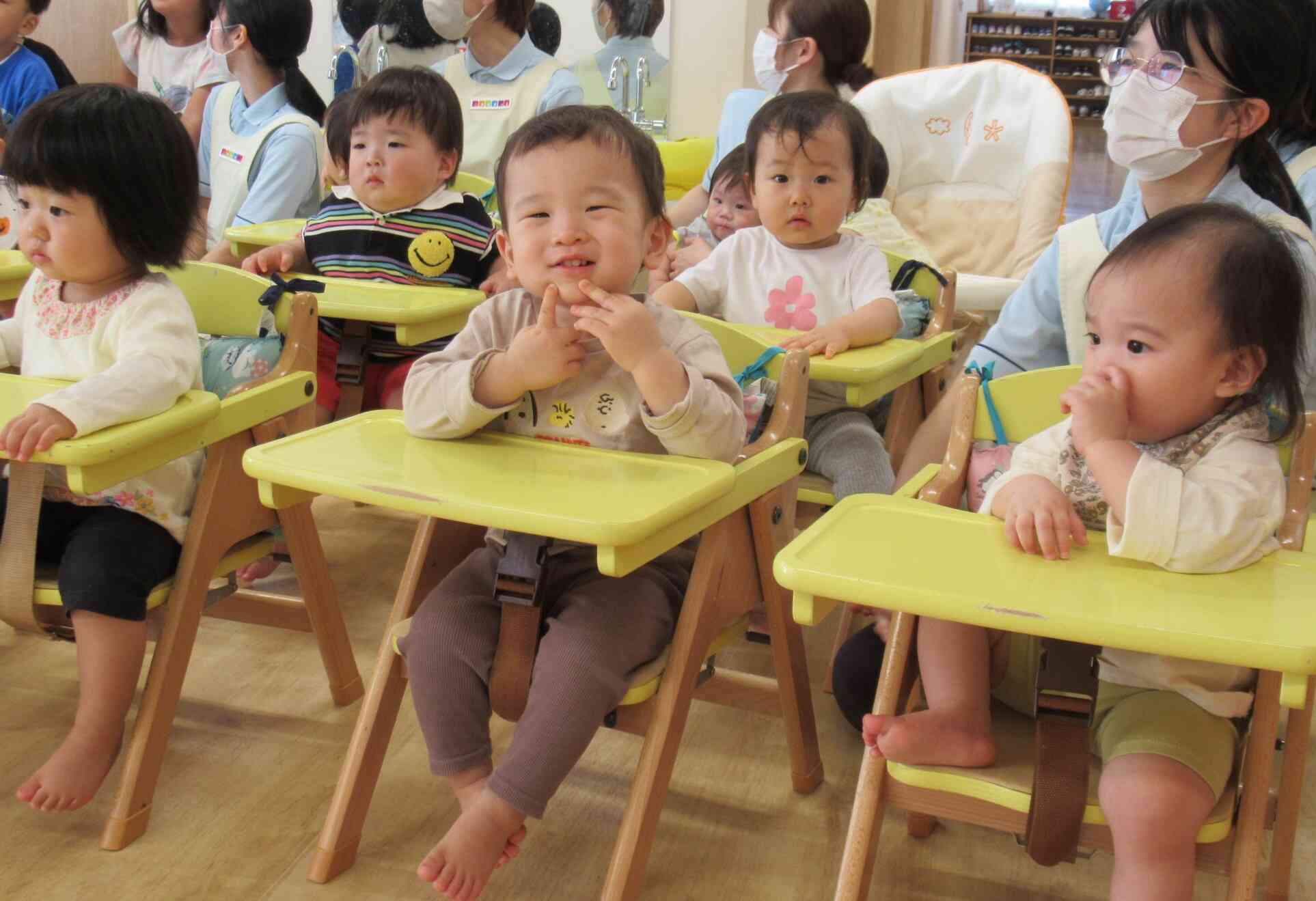 ぼくたちがいつも食べている離乳食もとってもおいしいんだよ。野菜や魚、お肉など毎日いろいろなメニューがあって給食の時間が楽しみなんだ♪