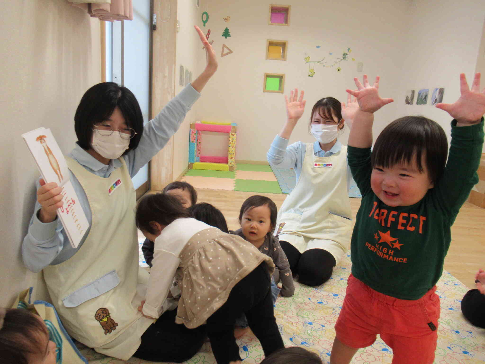 びよぉ～～～～ん！大好きなえほん、読んでもらいながら、みんなも一緒に「ぴょぉ～ん！」って、おててばんざぁ～い！