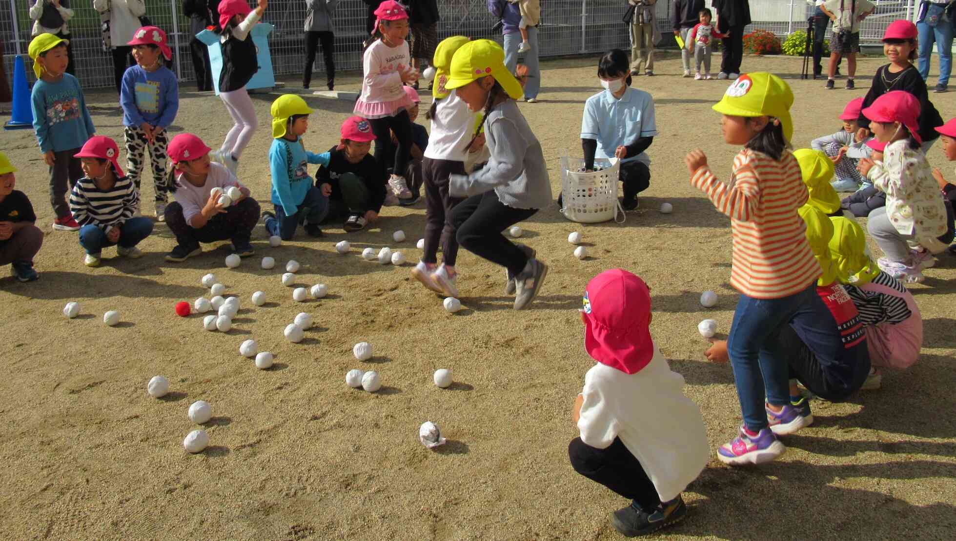 お家の人と一緒に「ダンシング♪玉入れ♪」玉の多さだけではなくダンスのうまさや盛り上がりも大切になってきます♡さぁ、みんなで踊ろう！レッツヒゲダンス♪