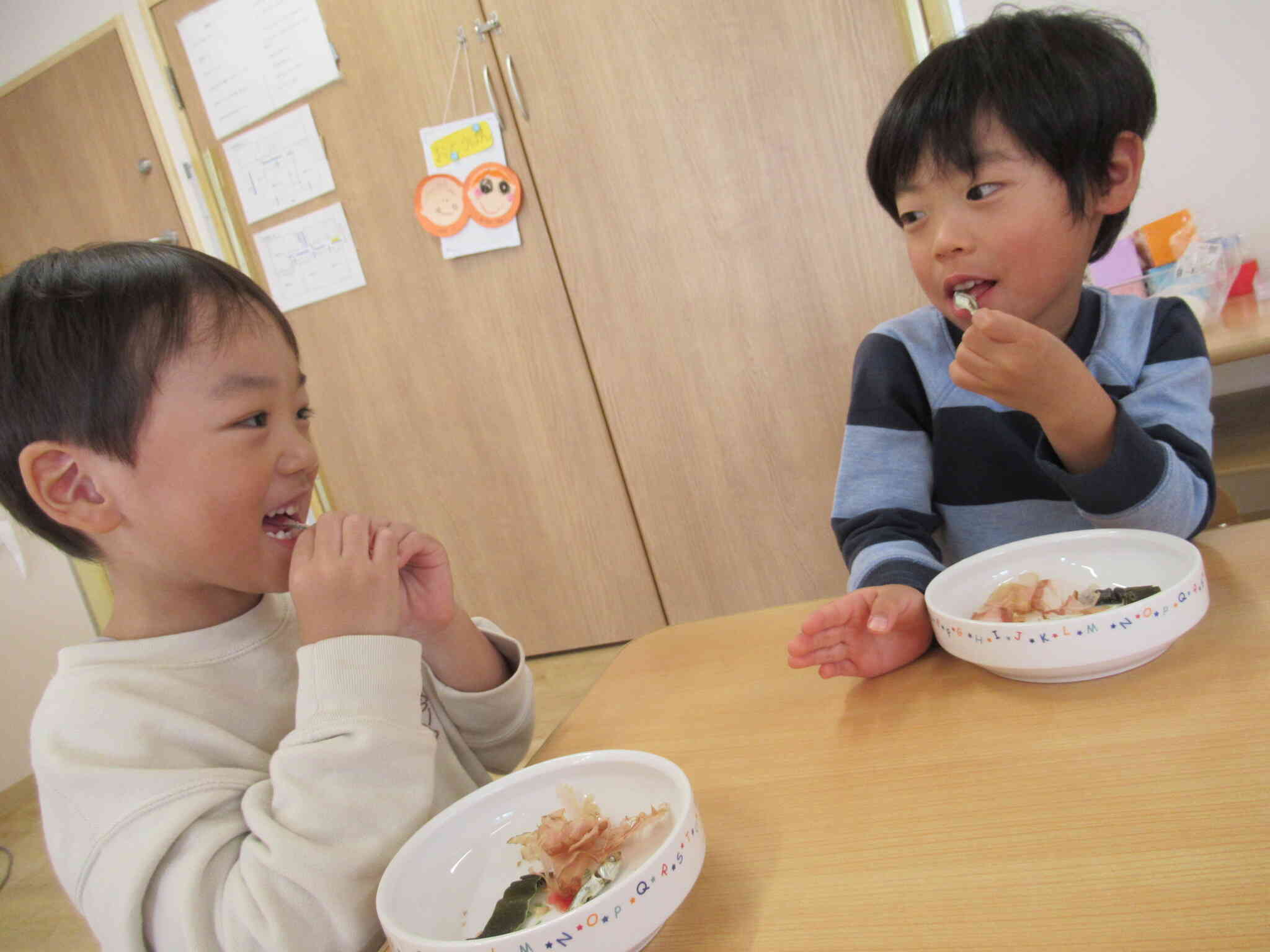 「これってなんの魚かな？一緒に食べてみよう！」これはイワシっていう魚なんだって。頭からパクッ！「ちょっとかたいけどおいしいね！」もうすぐ給食の時間、なんだかお腹もすいてきちゃった♪