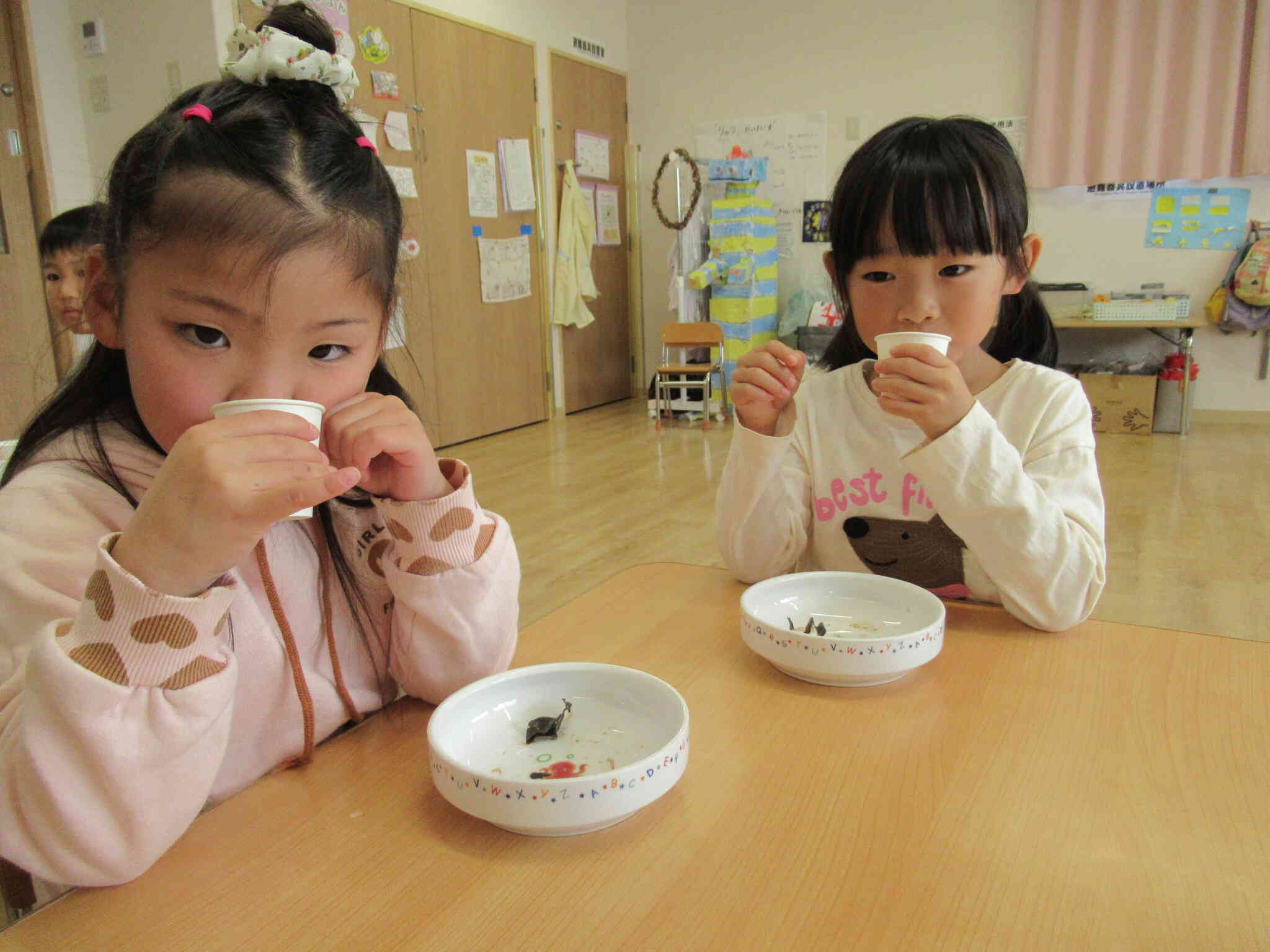 どんな味がする？「ちょっとだけにがい味がした。」「さっき食べた昆布もはいっているの？」とれたばかりの出し汁をじっくり、ゆっくりのんでみました。