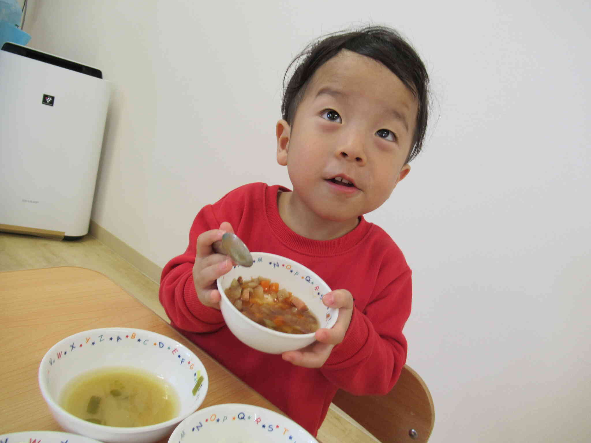 今日の給食には「でんぶ」という和え物がありました。でんぶとは、徳島の郷土料理で金時豆を大根やごぼうなどの根菜と煮込み、醤油と砂糖で甘辛く味つけをしたものです。「甘くっておいしい！」子どもたちもたくさん食べてくれました！