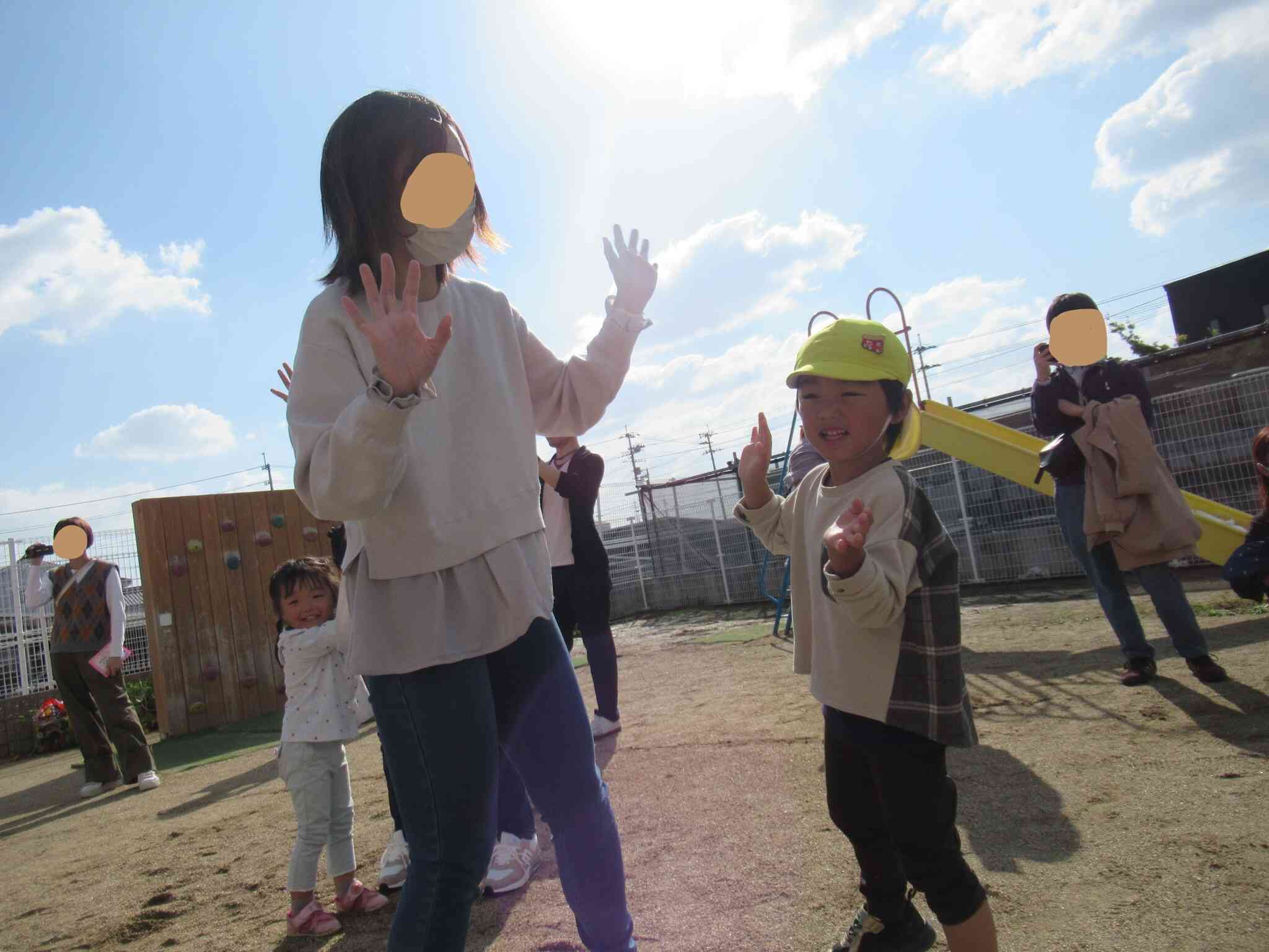 親子ふれあいダンス「おひさまになりたい♪」大好きなおうちの人と一緒にダンスをしました。手をつないでまわろうね♪次はおうちの人におんぶをしてもらってね♪子どもたちからは肩たたきのプレゼント♪