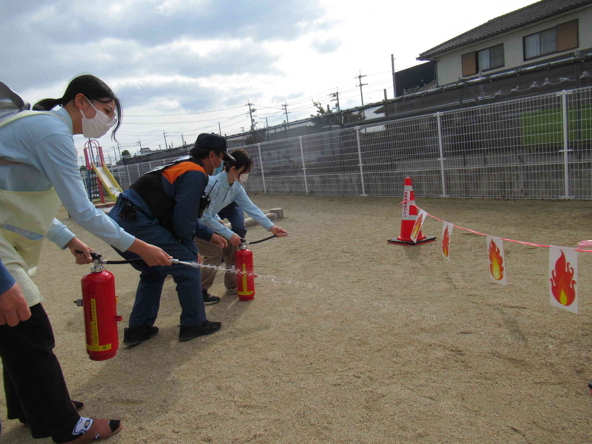 職員も実際に消火訓練を体験しました。『燃えあがっている炎にむかってかけるのではなく、実際に燃えている物にホースの先をむけてくださいね。』と消防士さんよりアドバイスをいただきました。