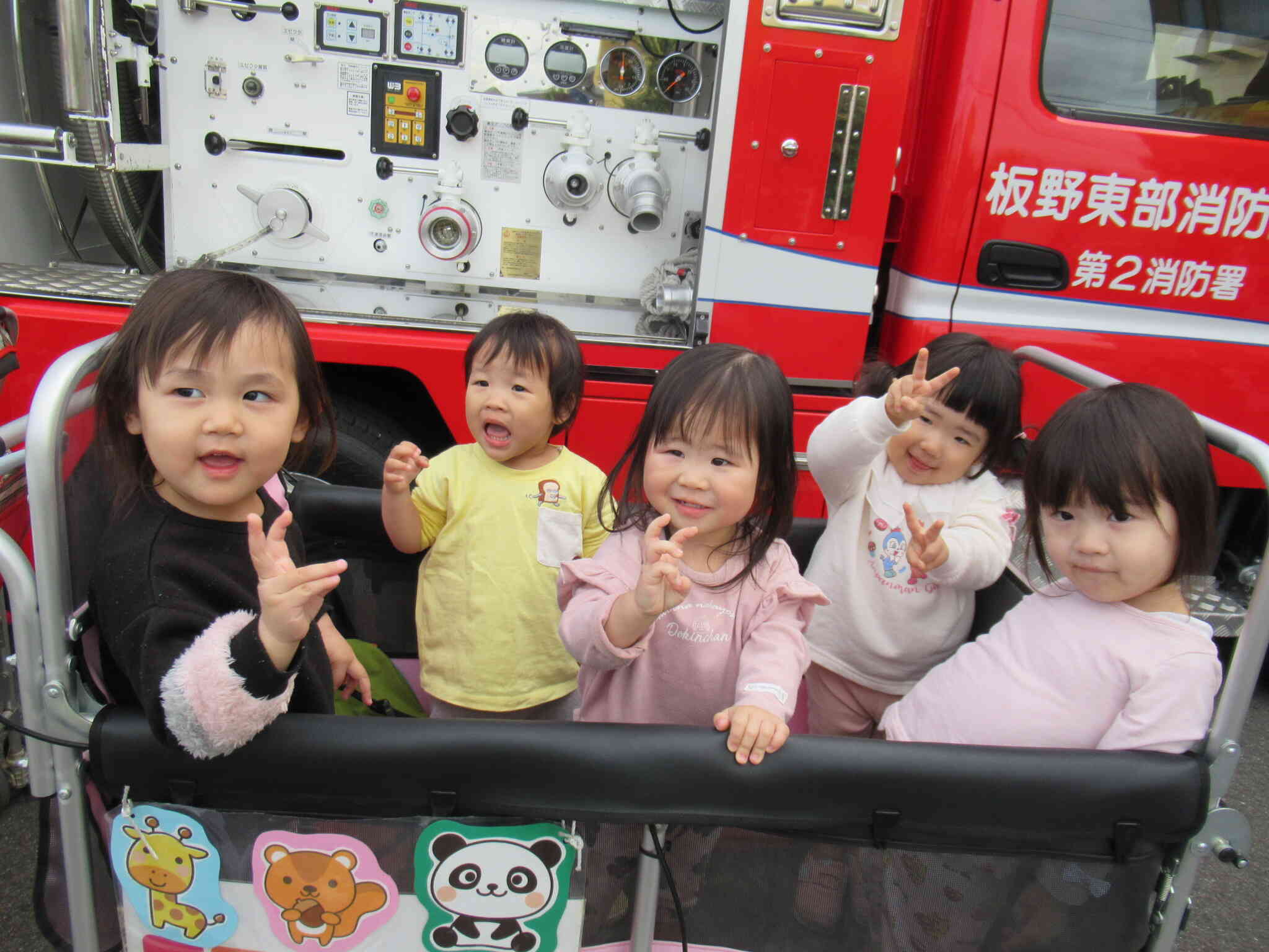 写真でみたことのある消防車。間近で見ることができたよ。こんなに大きいんだね！かっこいいねー！