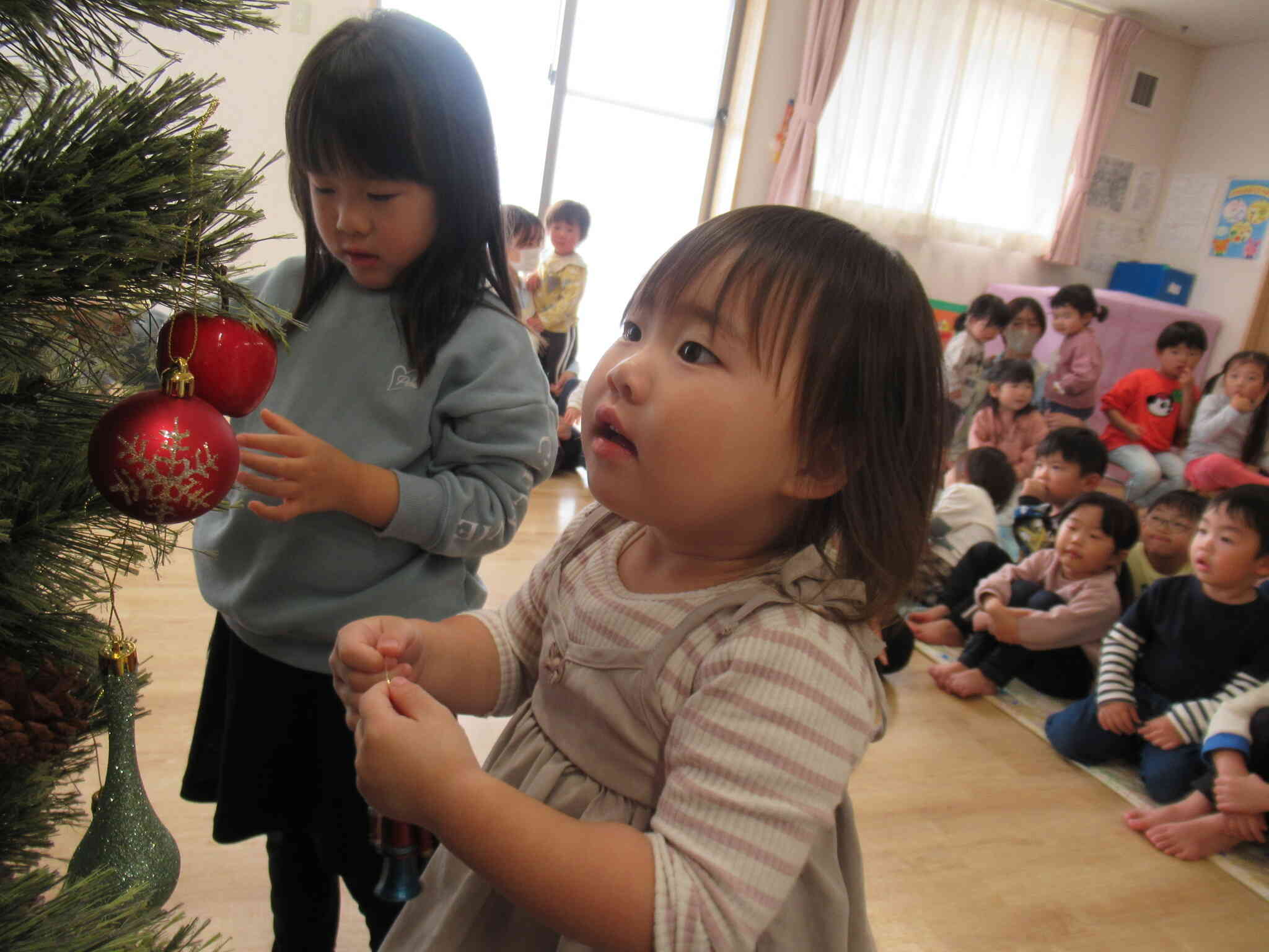 こんなかわいい兵隊さんの飾りみつけたよ！かわいいでしょ。「おもちゃのチャチャチャ♪」歌に出てくる兵隊さんと一緒だね！もうすぐクリスマス。サンタさん、さかふじ保育園にもきてねー！！みんなで待ってるよ☆