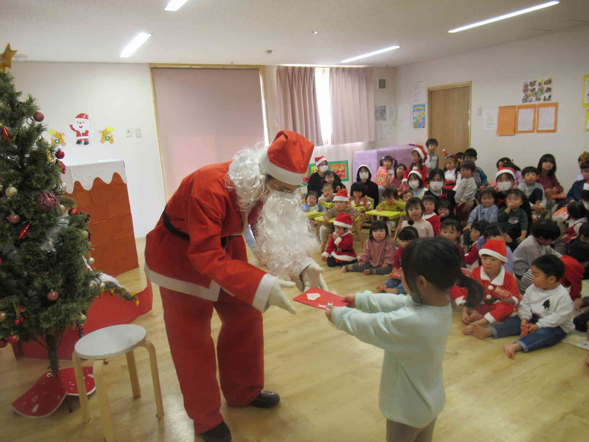 きりんぐみのみんながサンタさんにお礼のお手紙を渡しました。「来てくれてありがとう。また来年もきてね♡」