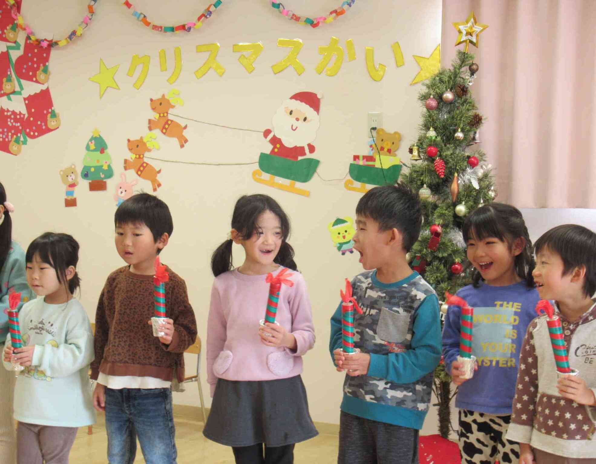 「きよしこの夜」を歌ってくれた子どもたち。きれいな歌声でクリスマス会のオープニングをかざってくれました。