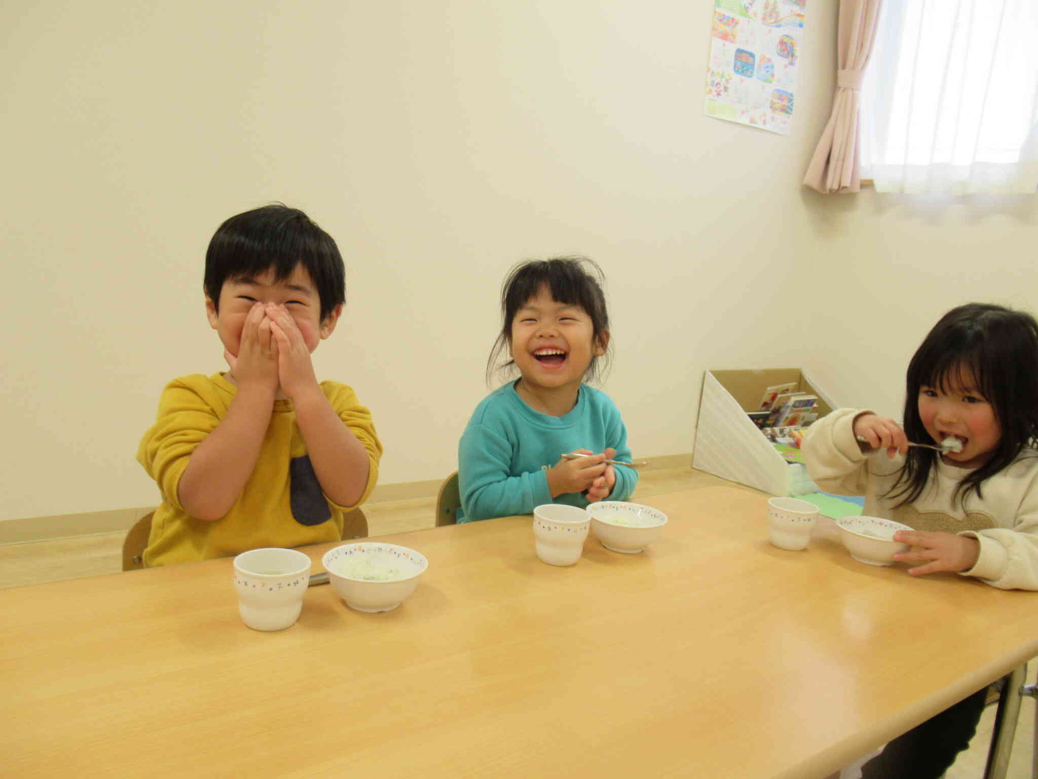 うさぎぐみさんもみんなで一緒に「いただきまーす！」出来立ての七草がゆ、いい匂い♡さっき給食の先生が見せてくれた七草が入っているね。