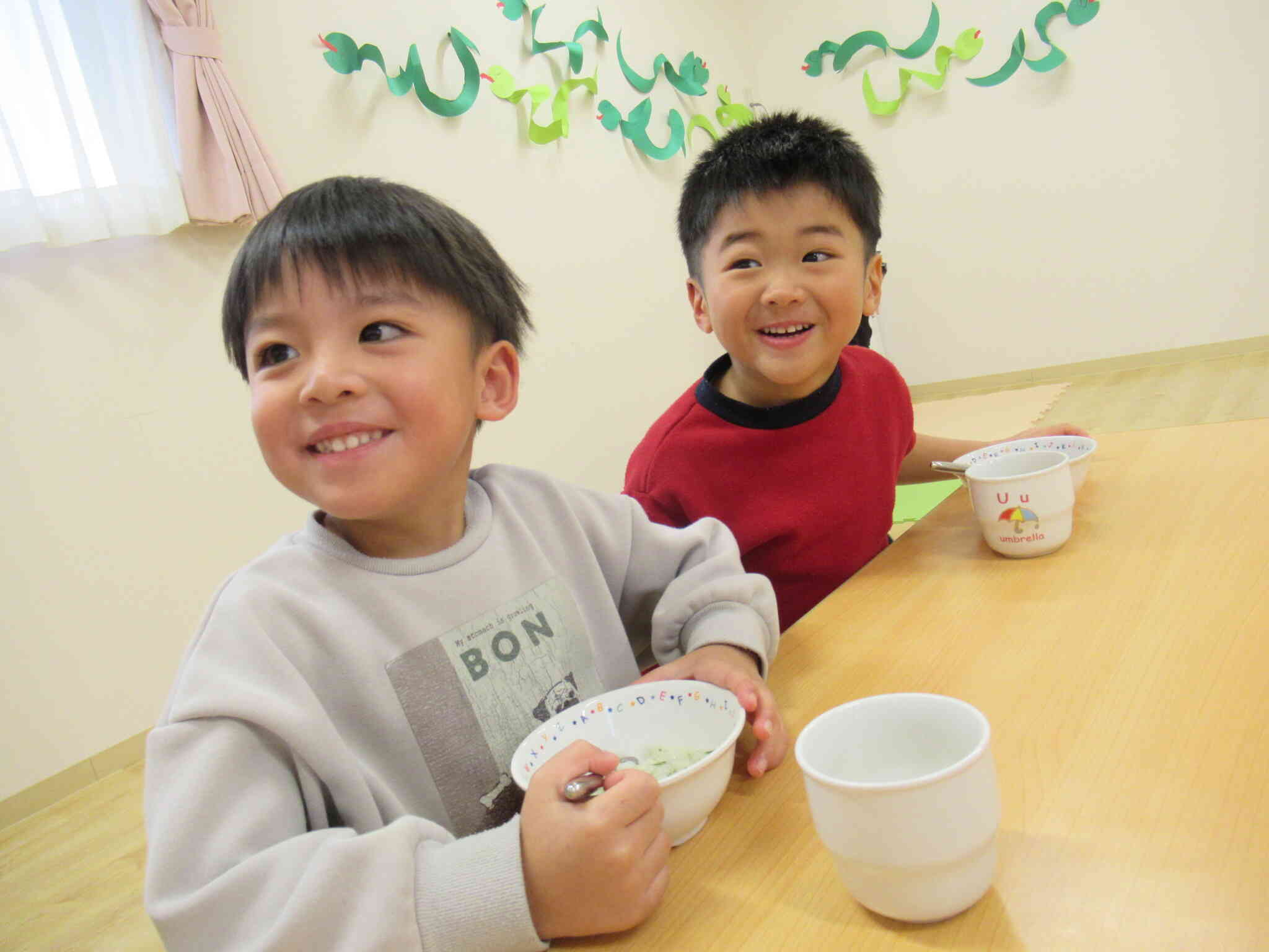 実際に七草がゆを食べてみました。「おいしい！全部食べちゃった！」「せりっていう名前を覚えたよ。ママに教えてあげようっと！」