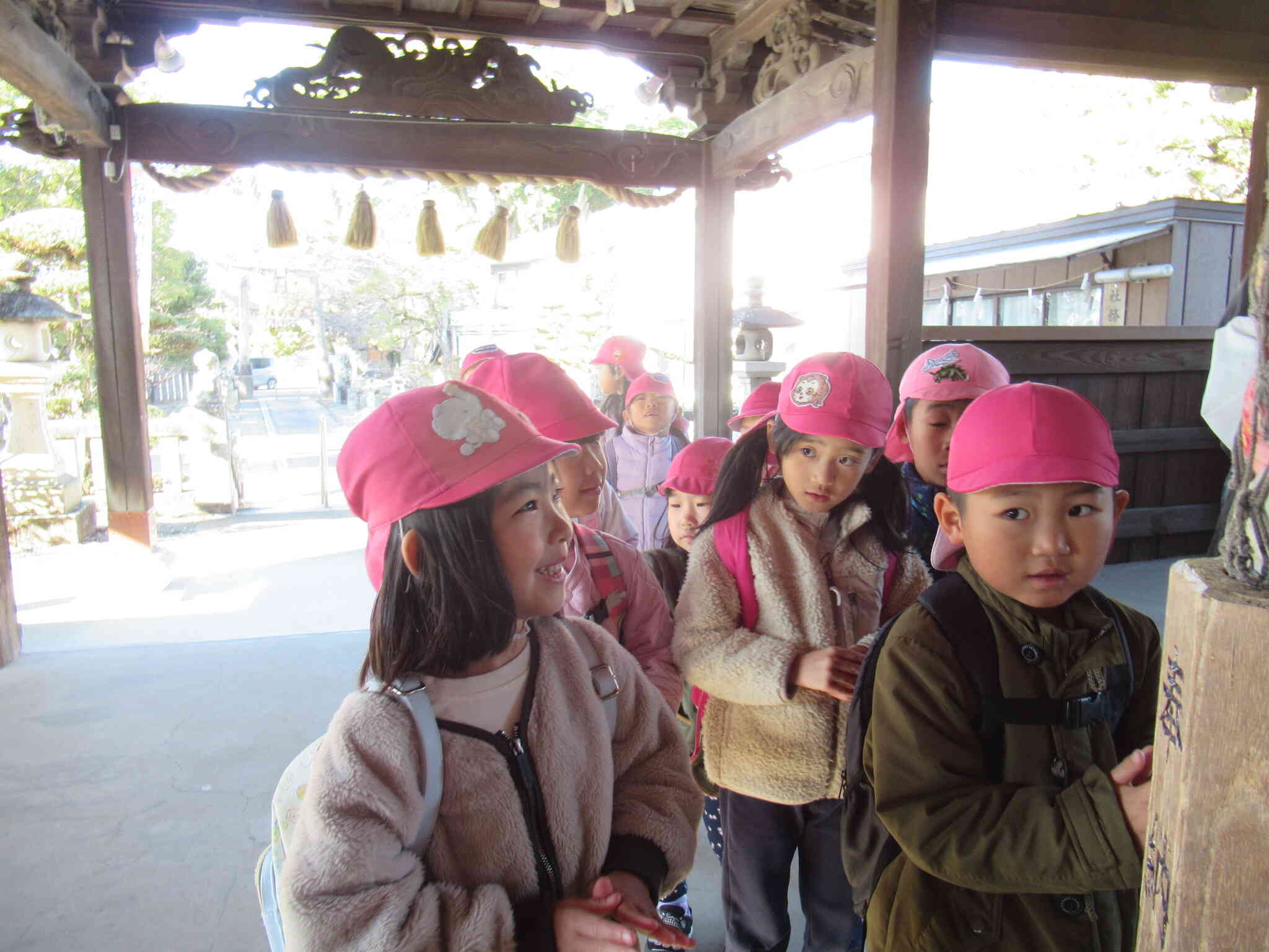 きりん組さん、近くの神社へおまいりにいったよ！みんな元気で楽しく過ごせますように！って、願いをこめて、手を合わせてきたよ。