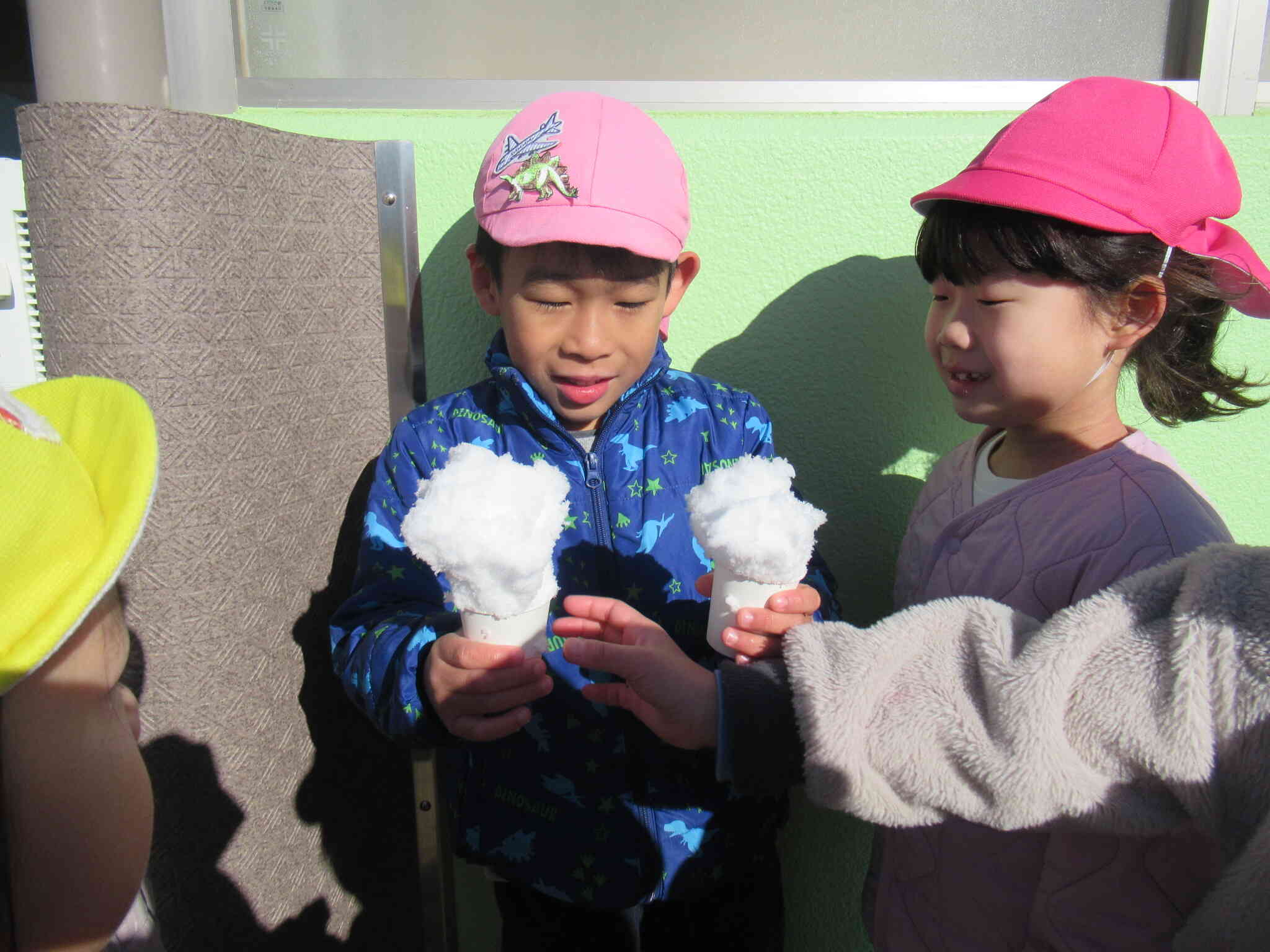 紙コップに雪を入れたら・・・「かき氷のできあがり♡」「できたてのかき氷、１ついかがですか～♪」