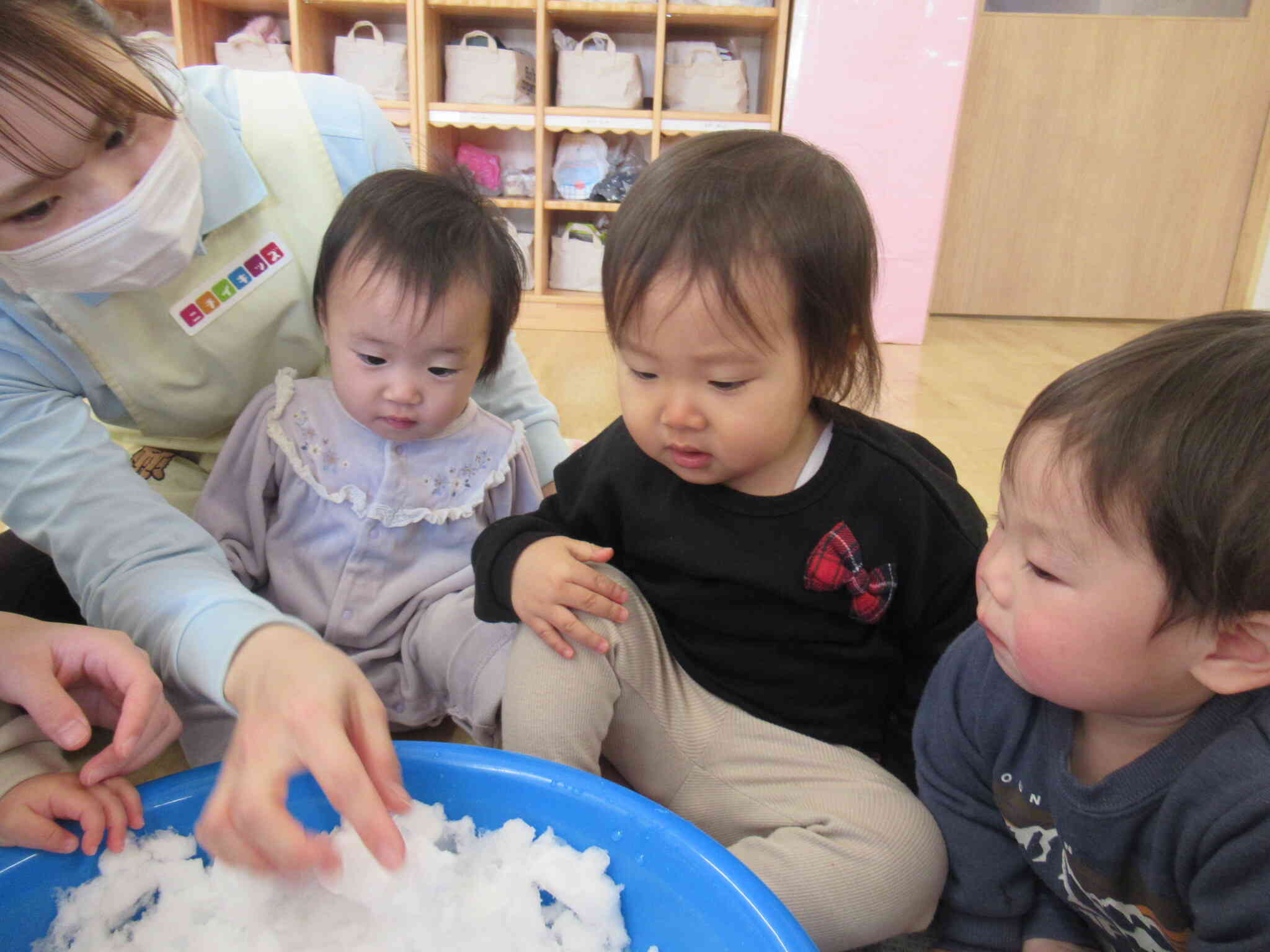 ひよこぐみ(０歳児)のお友だちは初めてみる雪♡この白いものはなんだろう、とても不思議そうにのぞきこんでいました。