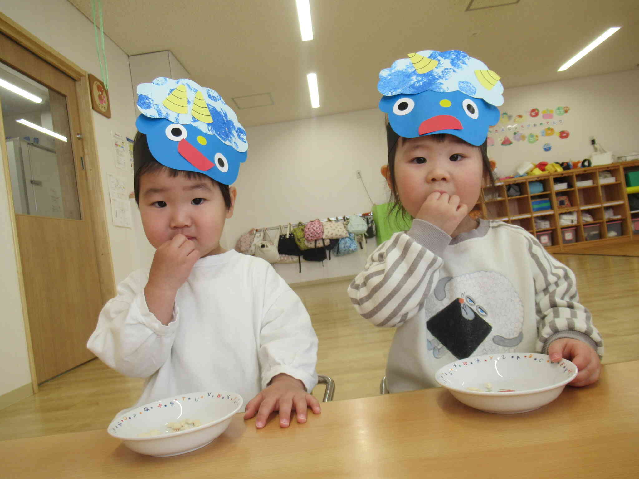 鬼のお面をつけて甘いお菓子をいただきました。今年一年、みんなが元気に過ごせるといいね♪