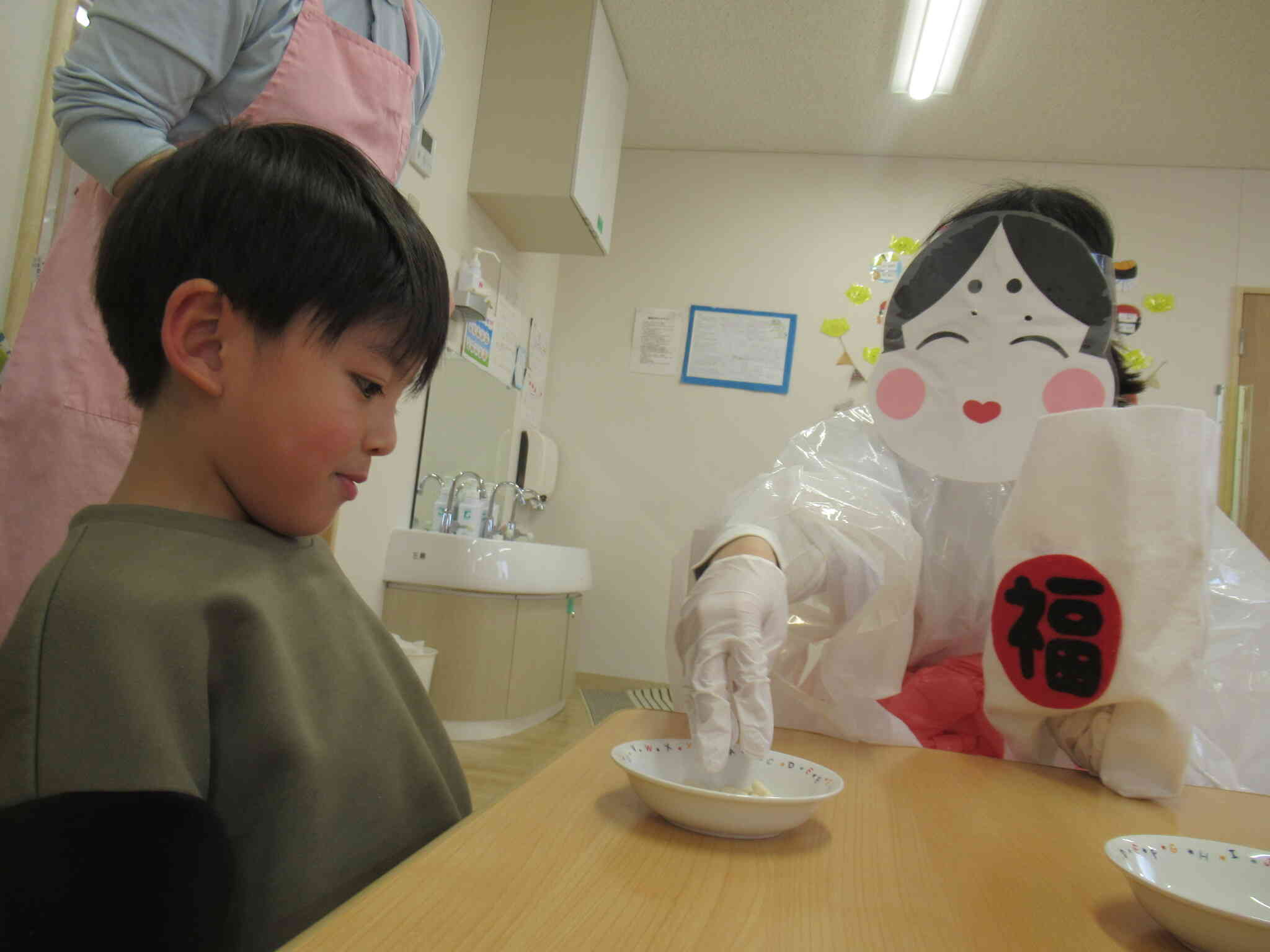 豆まきのあと、子どもたちが幸せに暮らせますように♡と甘いお菓子を持ってきてくれました。「福の神さま、ありがとう♡」