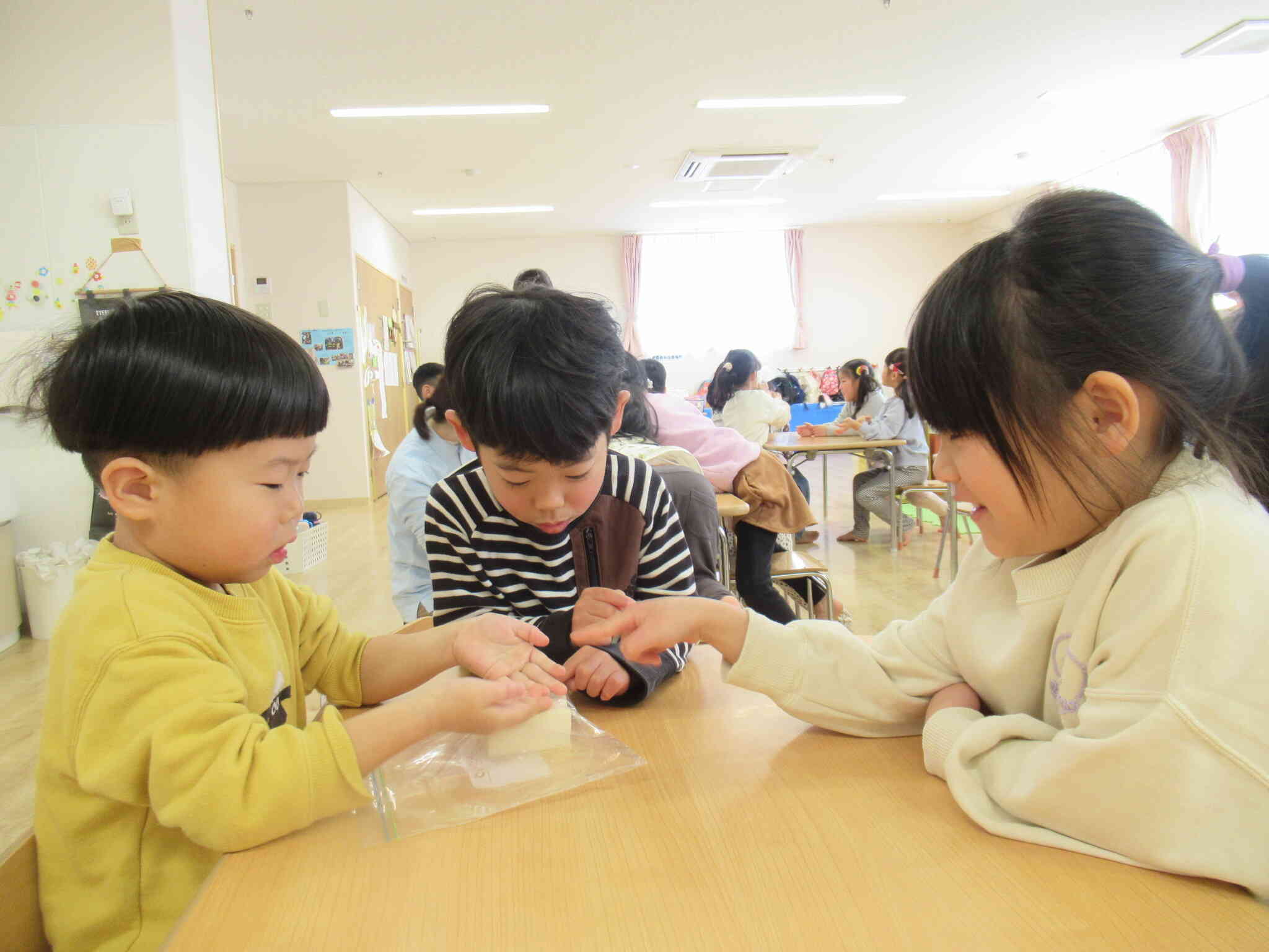 豆腐は給食のお味噌汁にも入っているね。お家でもいろいろな料理に使われていると思うから探してみてね。